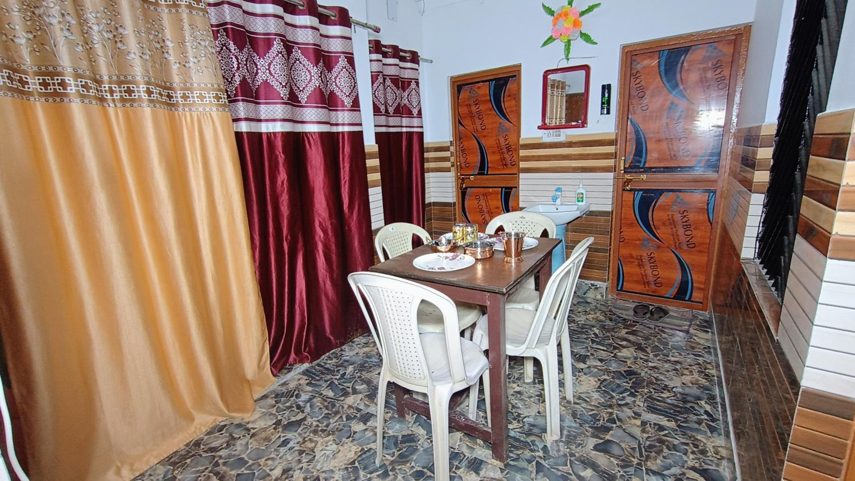 Economy Triple Room photo 2