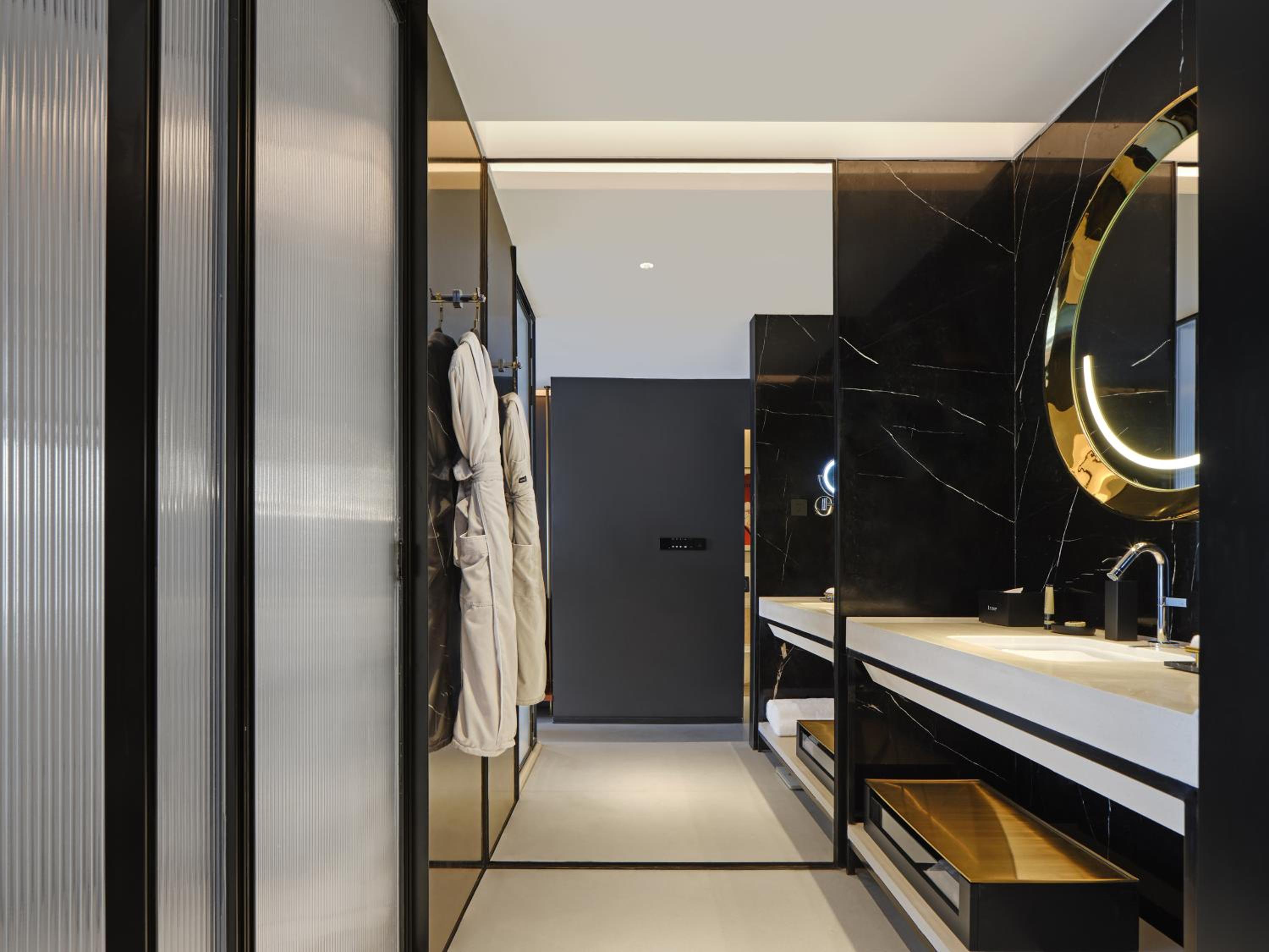 180° River-view King Room-Oversize Bathtub photo 3