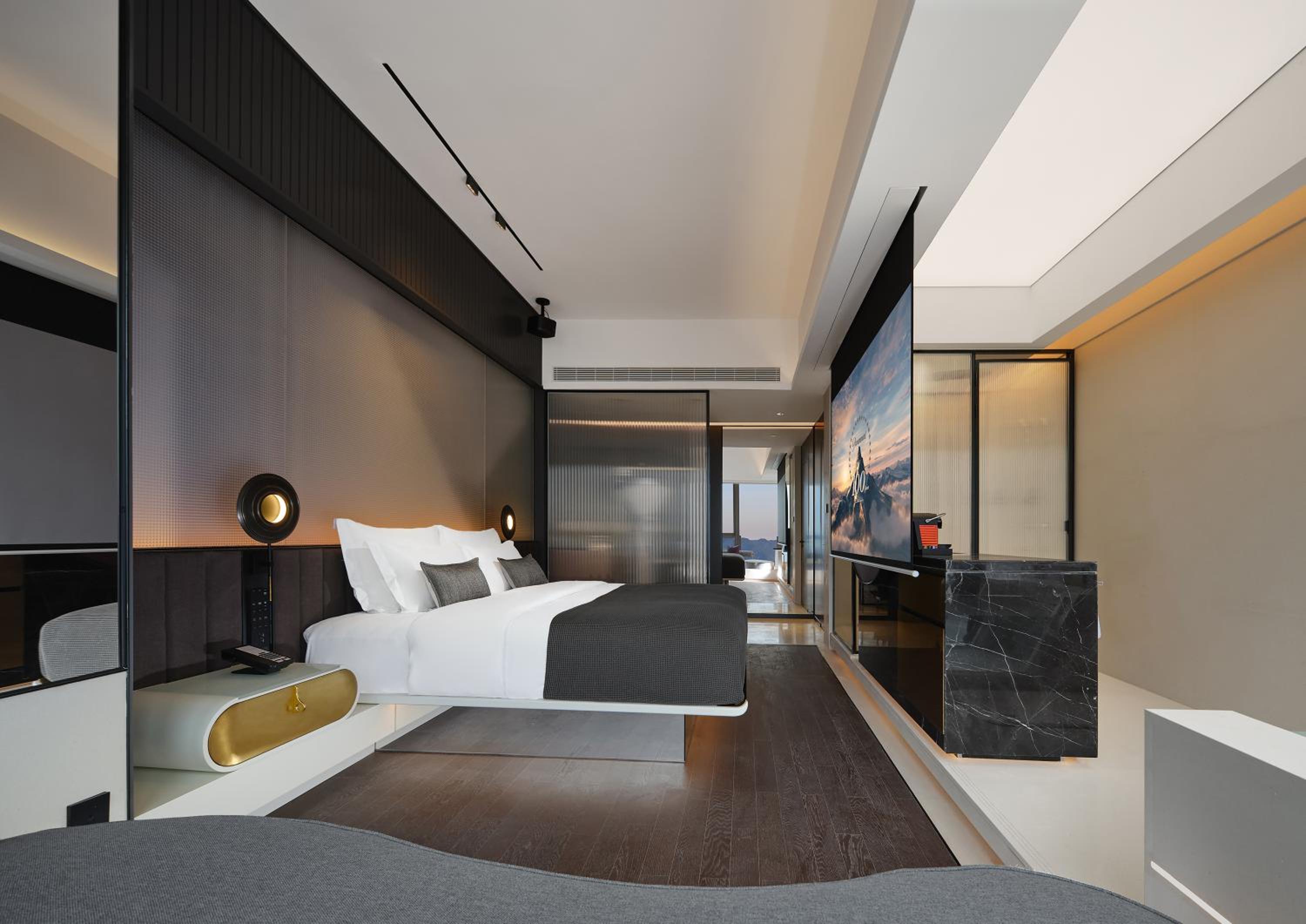 Peninsula River-view King Room photo 2