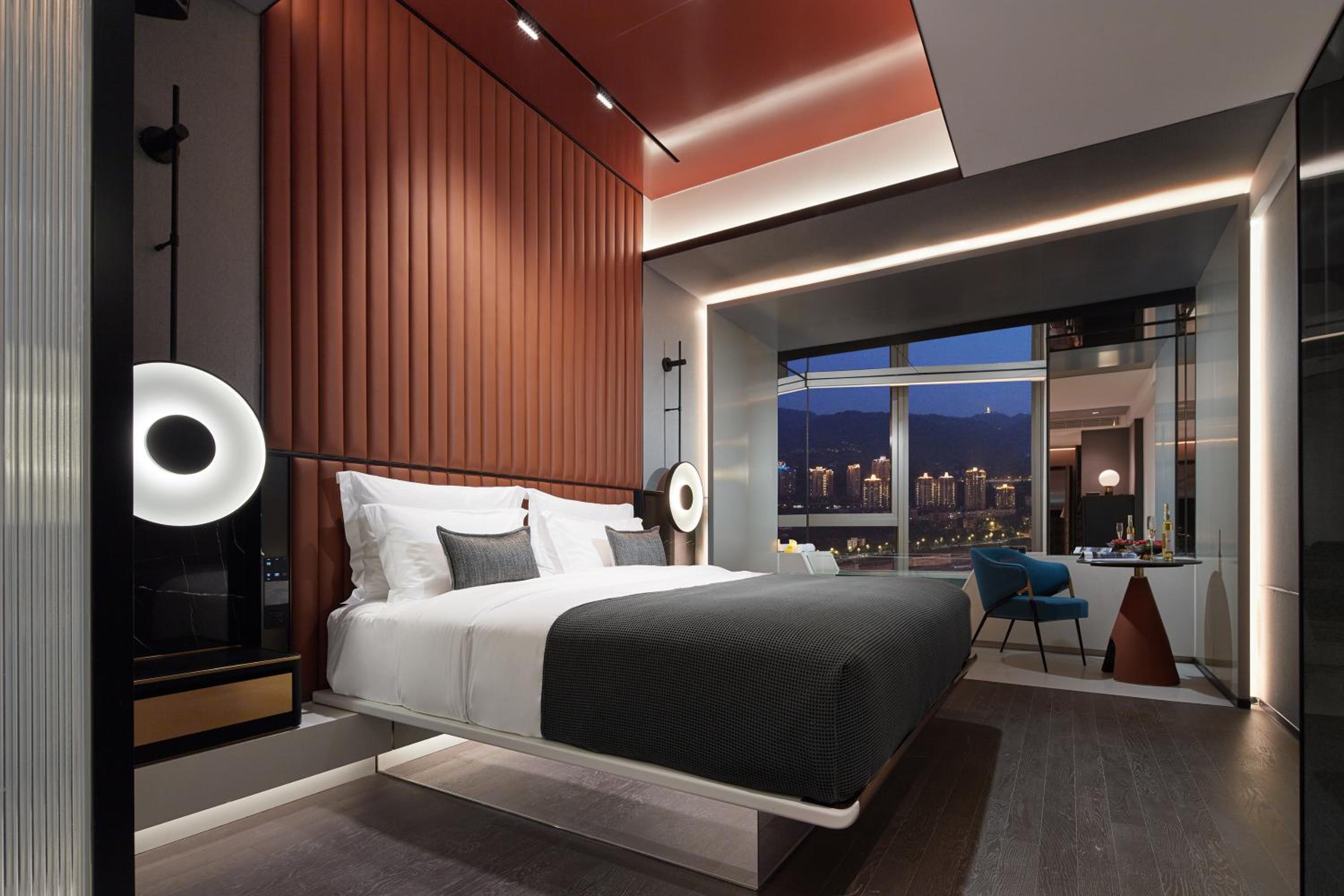 180° River-view King Room-Oversize Bathtub photo 1