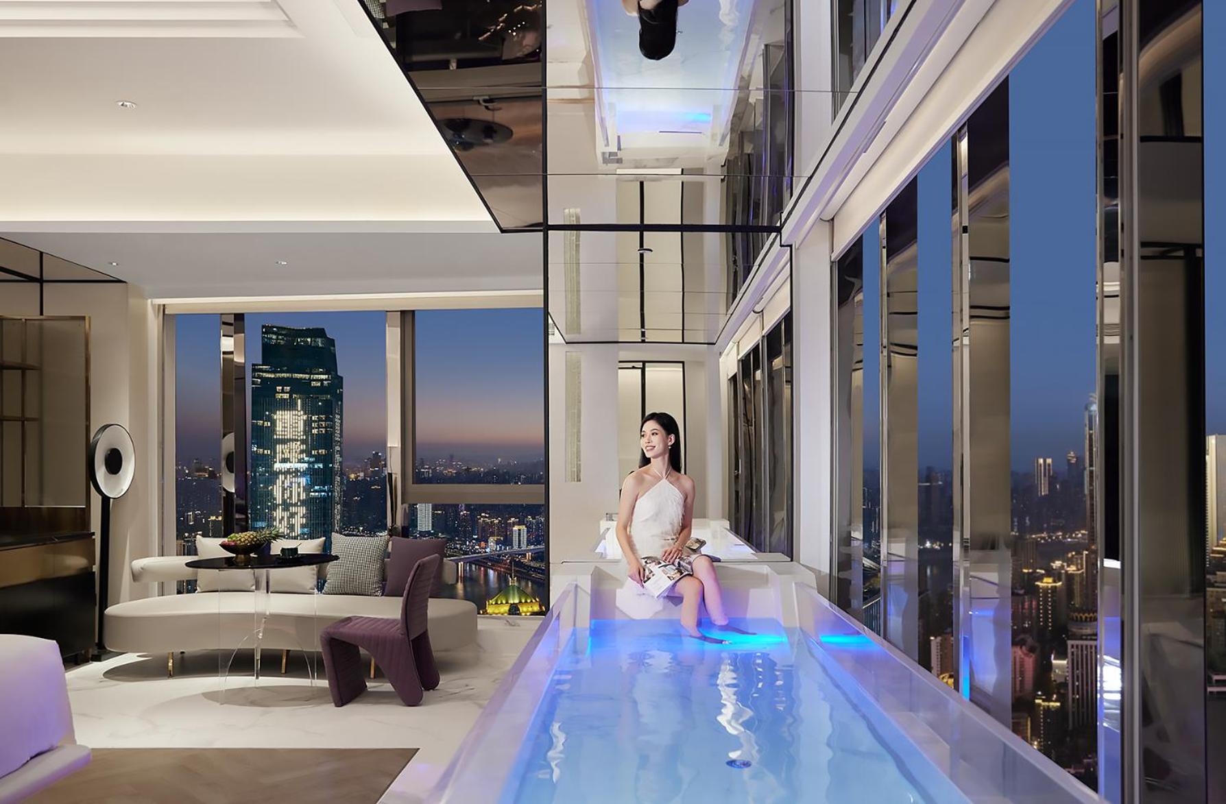 270° River-view With Raffles Crystal Hall- Deluxe Suite - Oversize Bathtub photo 3