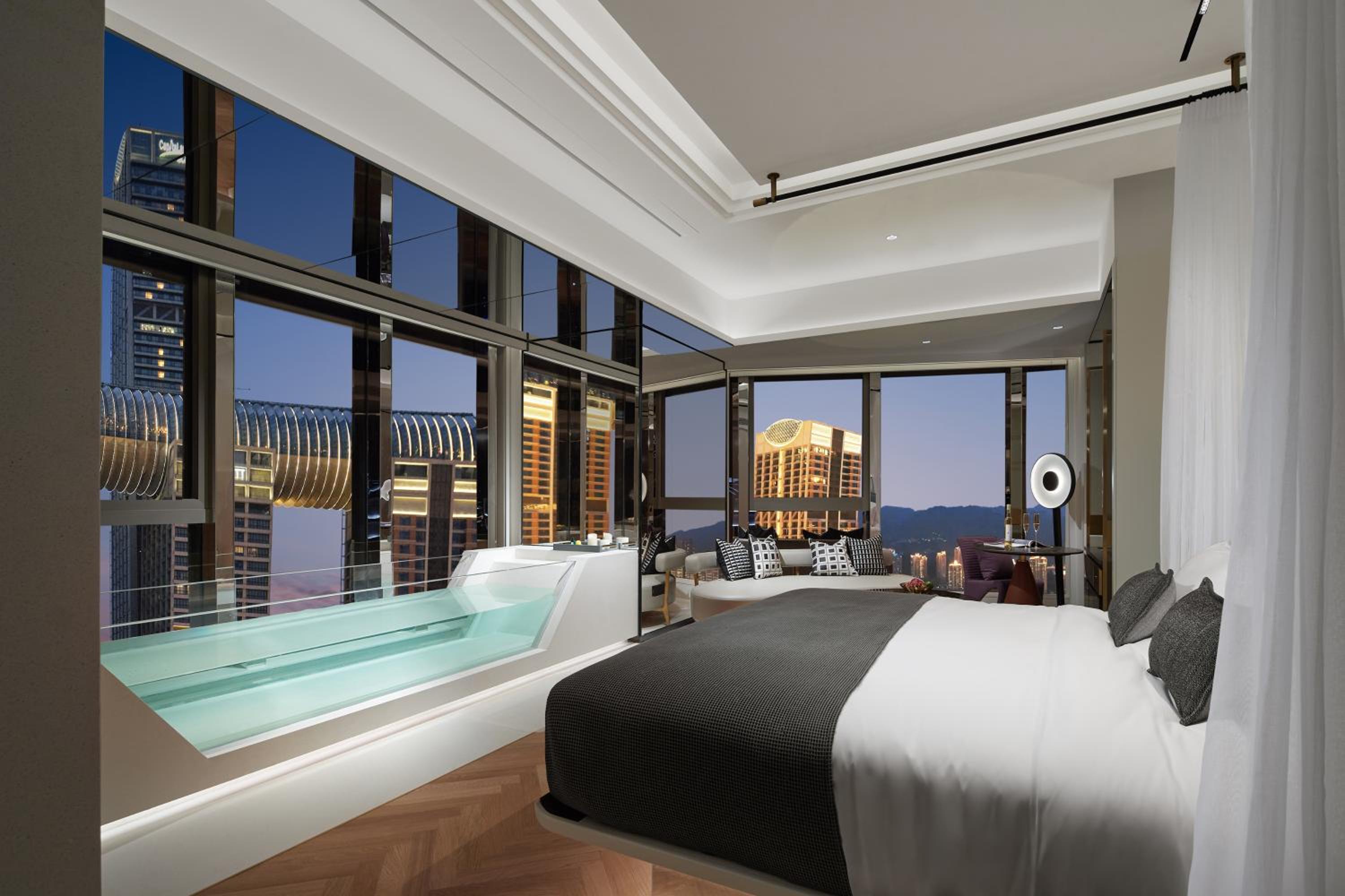 270° River-view With Raffles Crystal Hall- Deluxe Suite - Oversize Bathtub photo 1