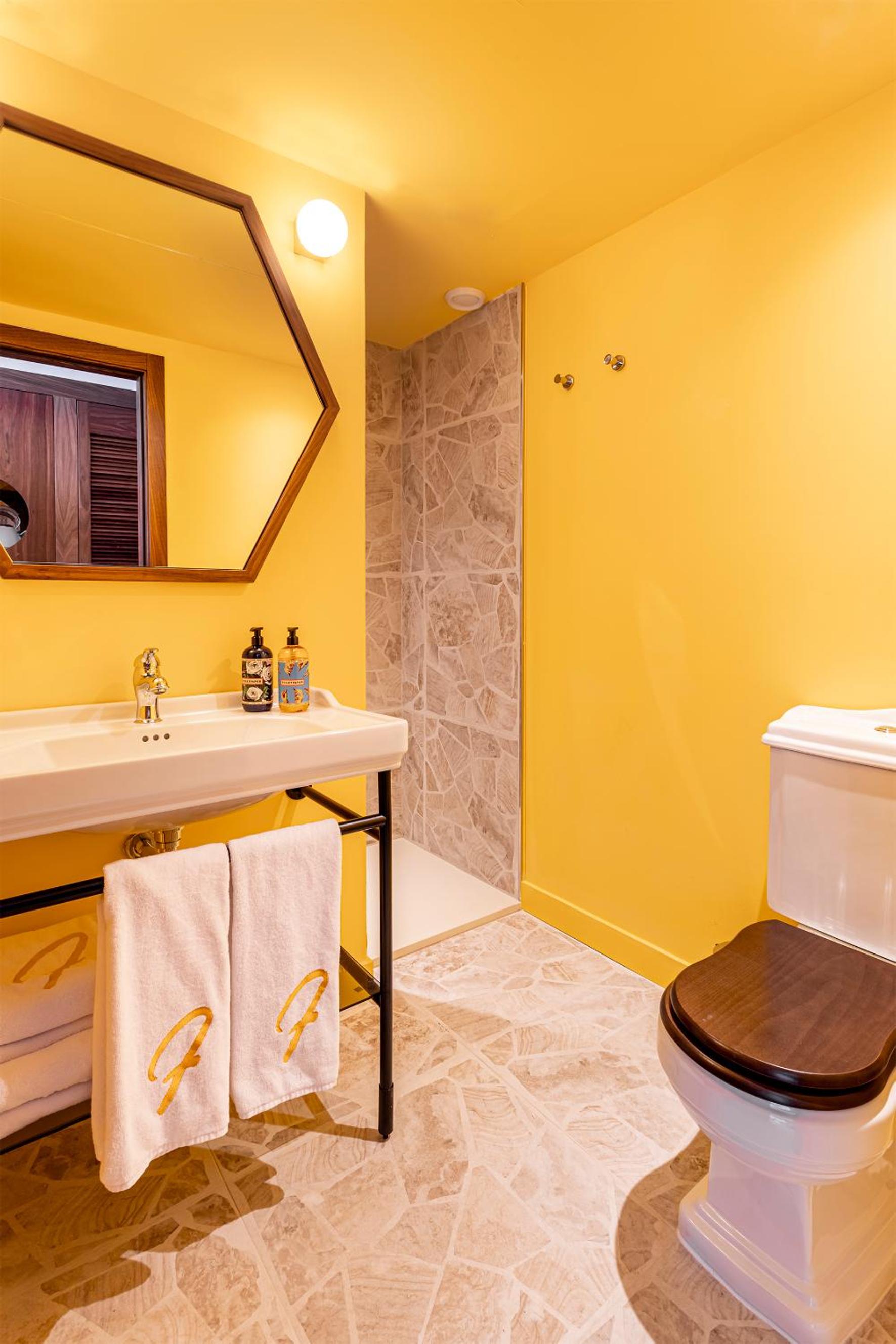 Junior Suite with Pool View - Photo 10