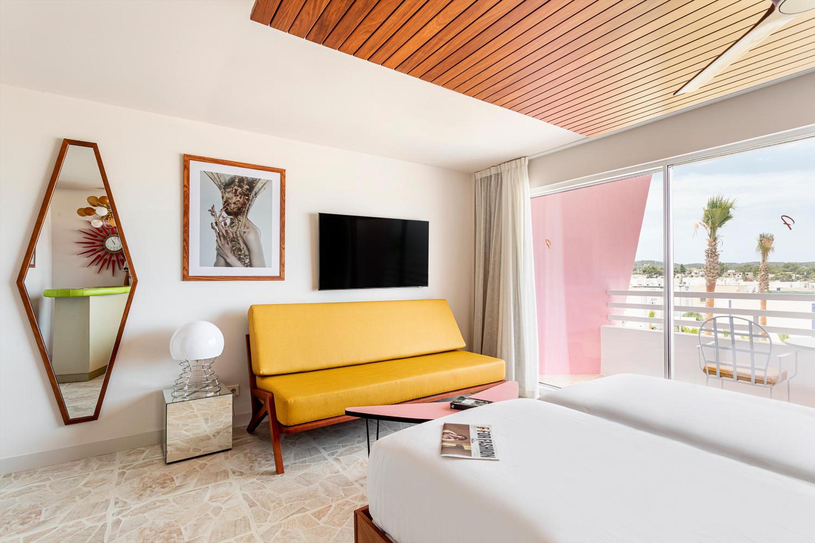 Junior Suite with Pool View - Photo 5