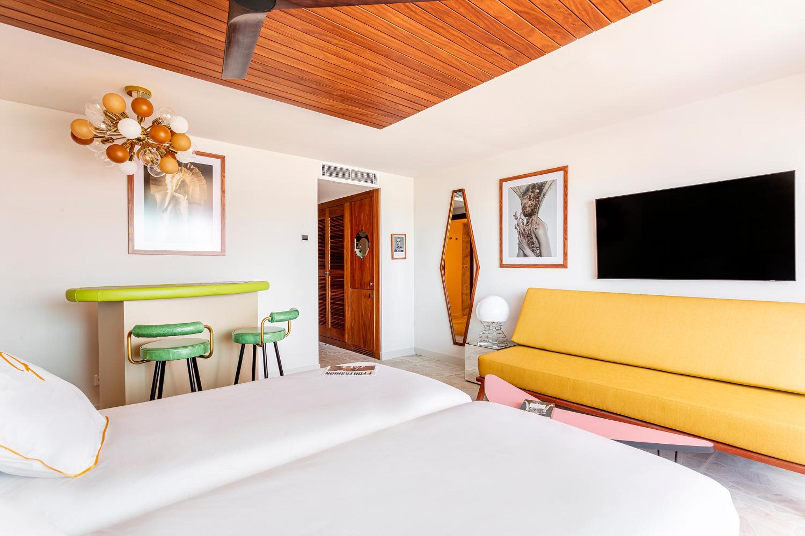 Junior Suite with Pool View - Photo 6