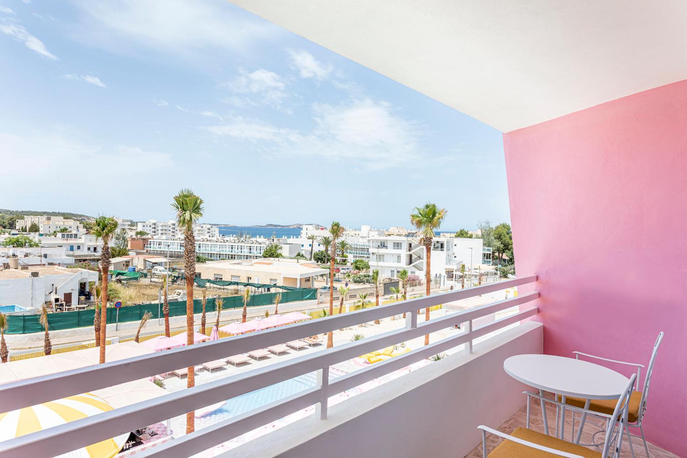 Junior Suite with Pool View - Photo 11