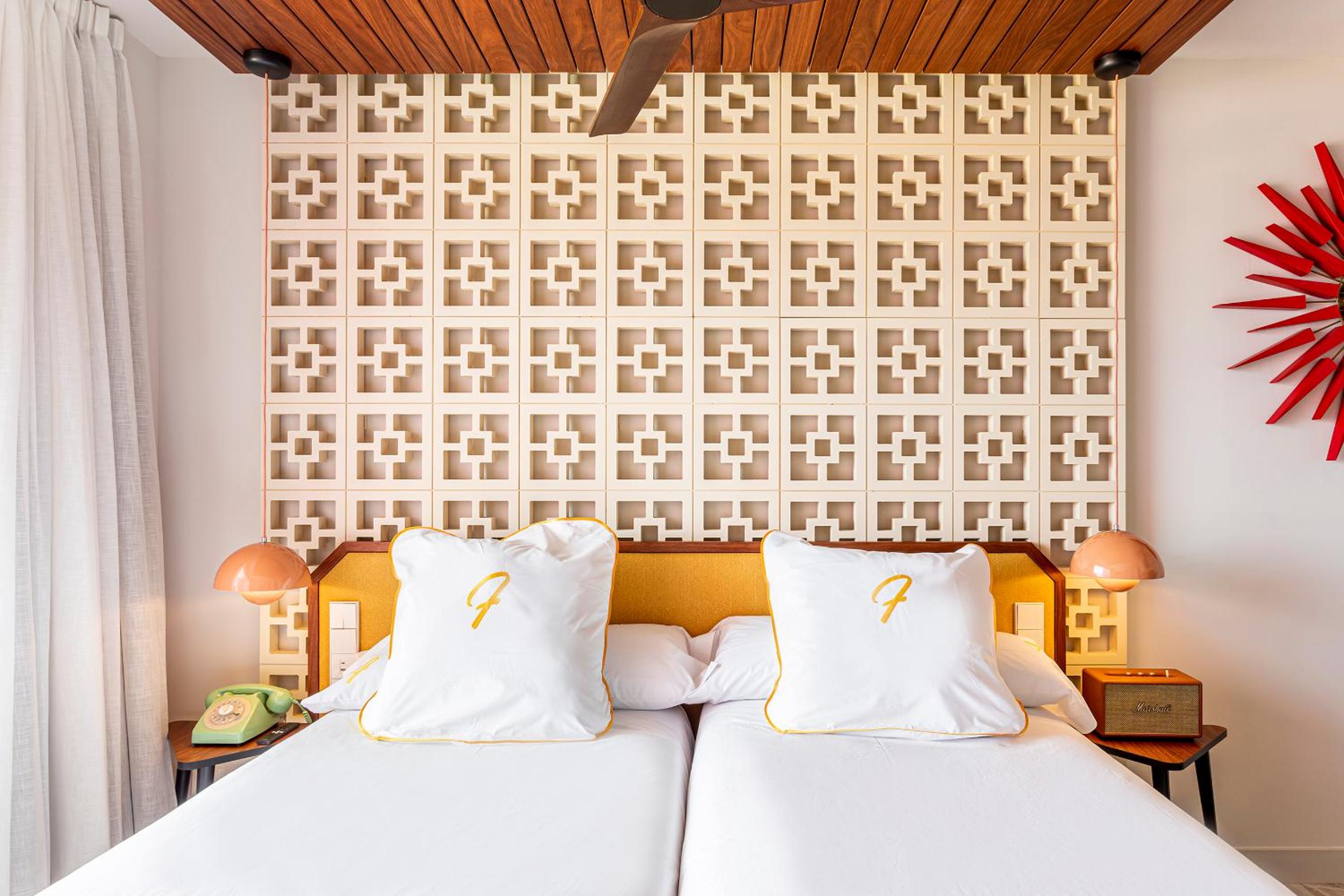 Junior Suite with Pool View - Photo 2