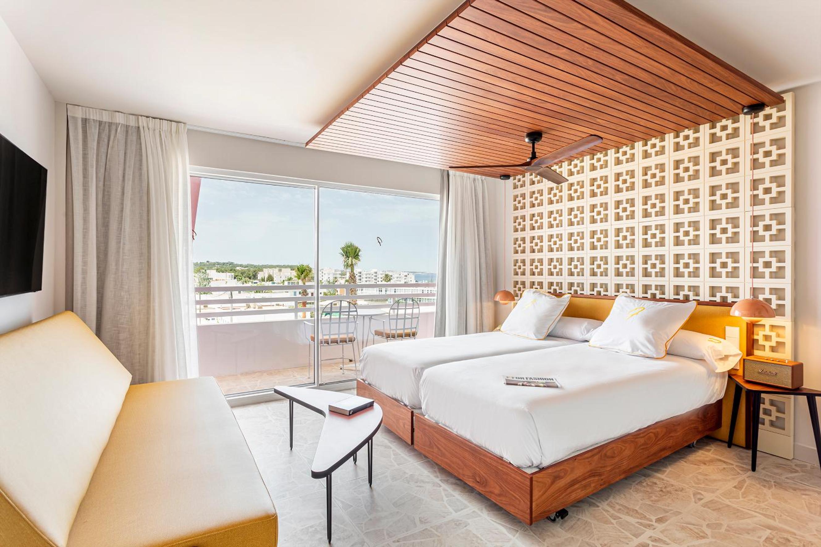 Junior Suite with Pool View - Photo 7