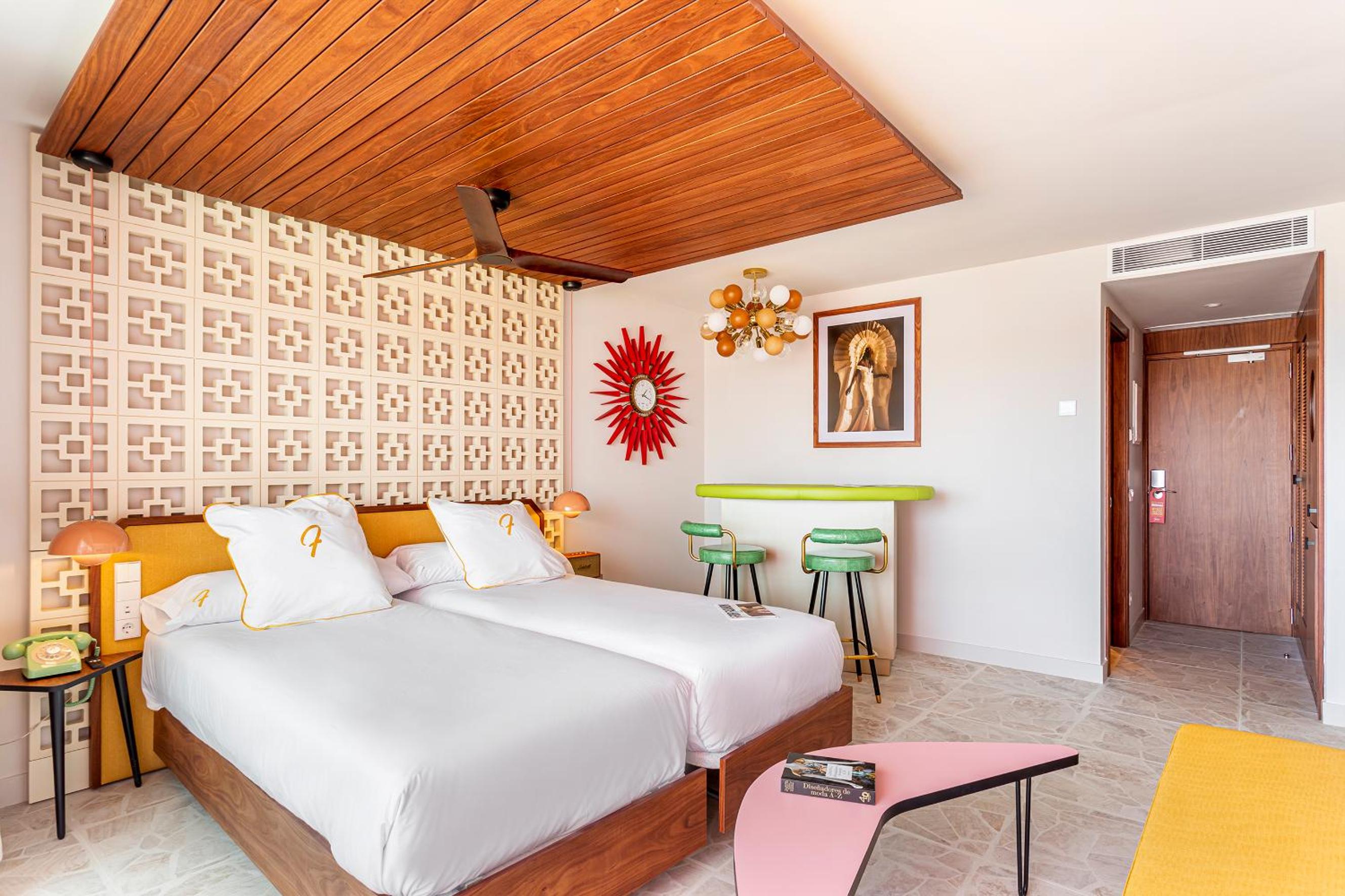 Junior Suite with Pool View - Photo 12