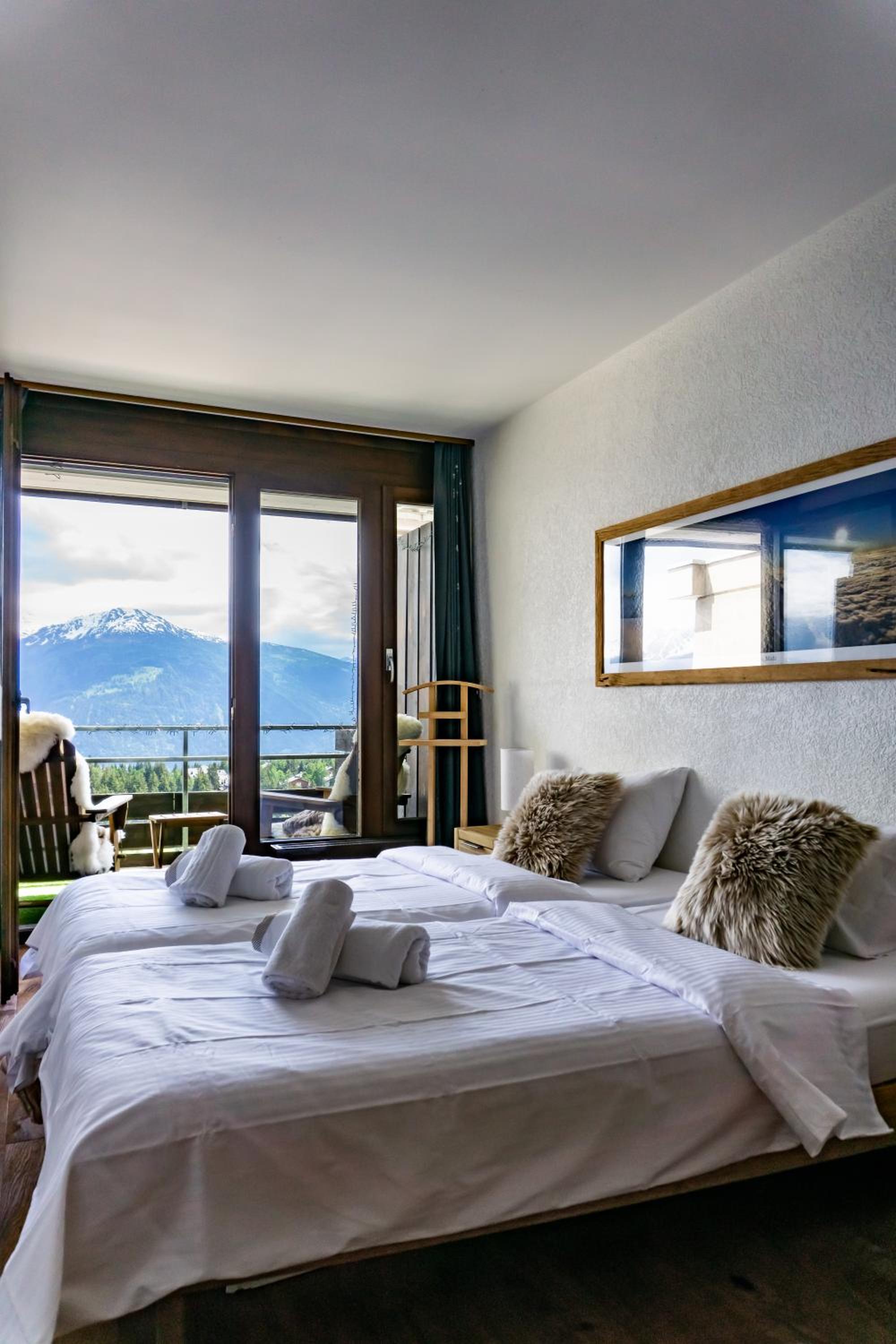One-Bedroom Apartment with Balcony and Mountain View photo 3