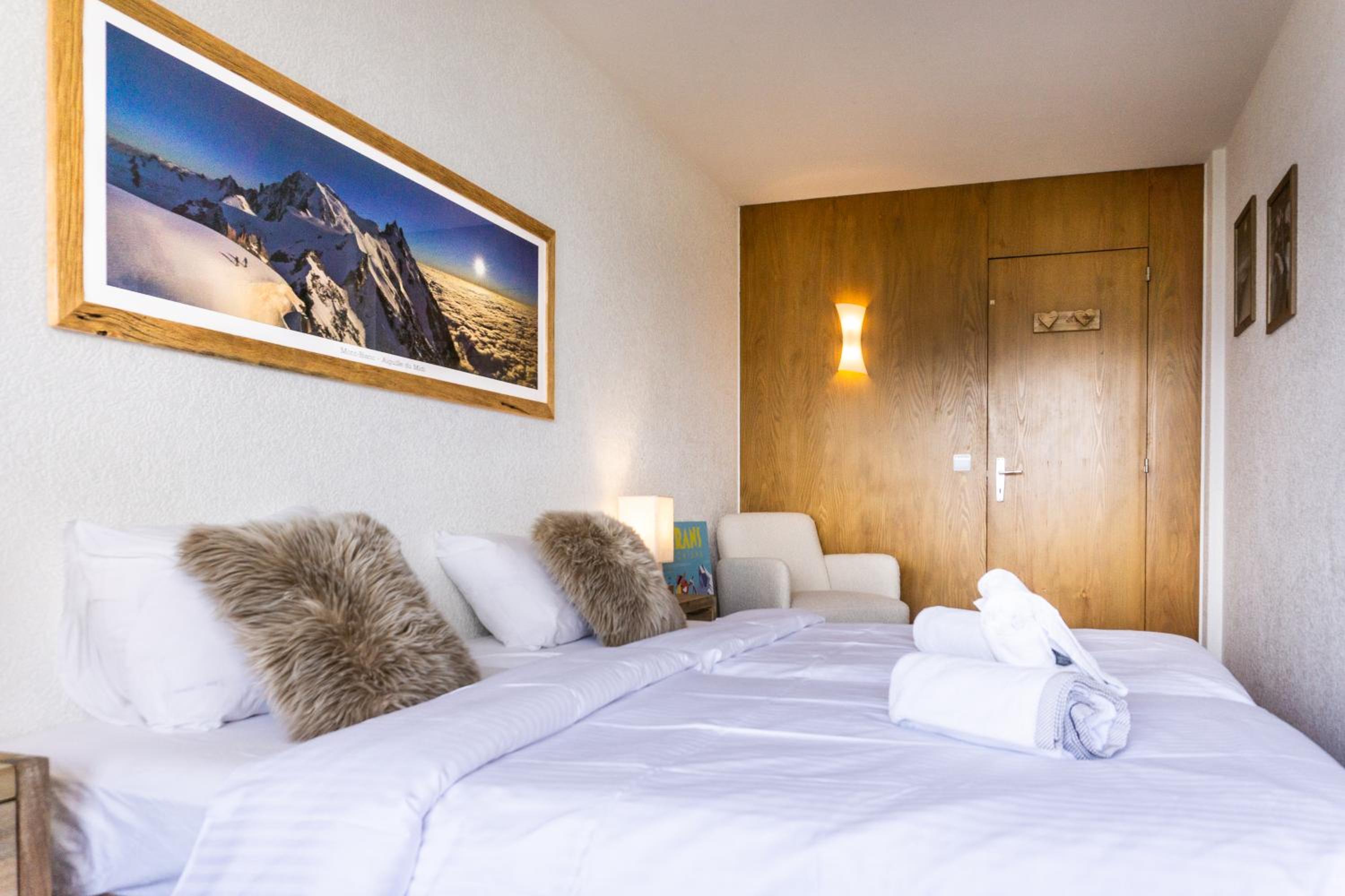 One-Bedroom Apartment with Balcony and Mountain View photo 2