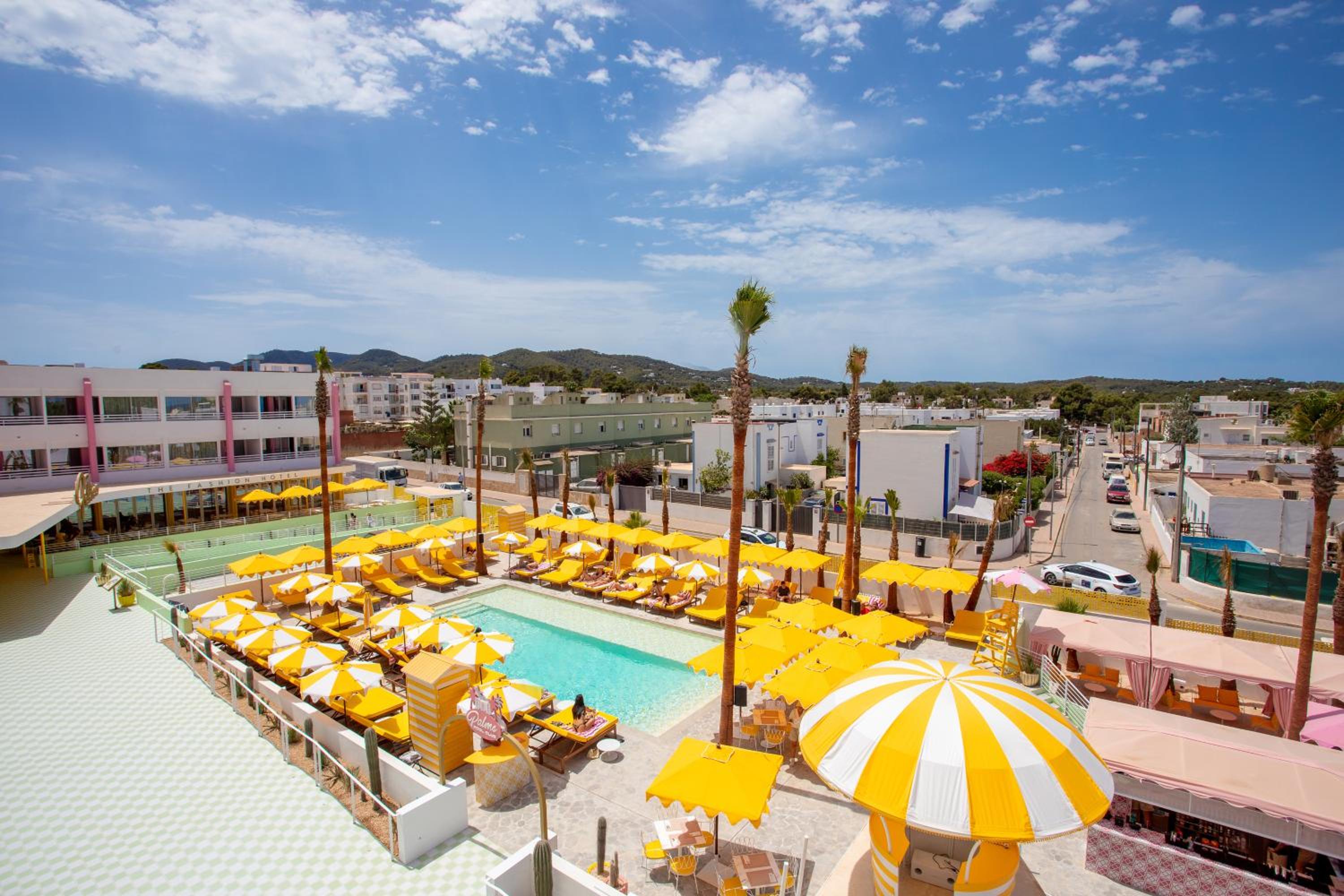 Junior Suite with Pool View - Photo 13