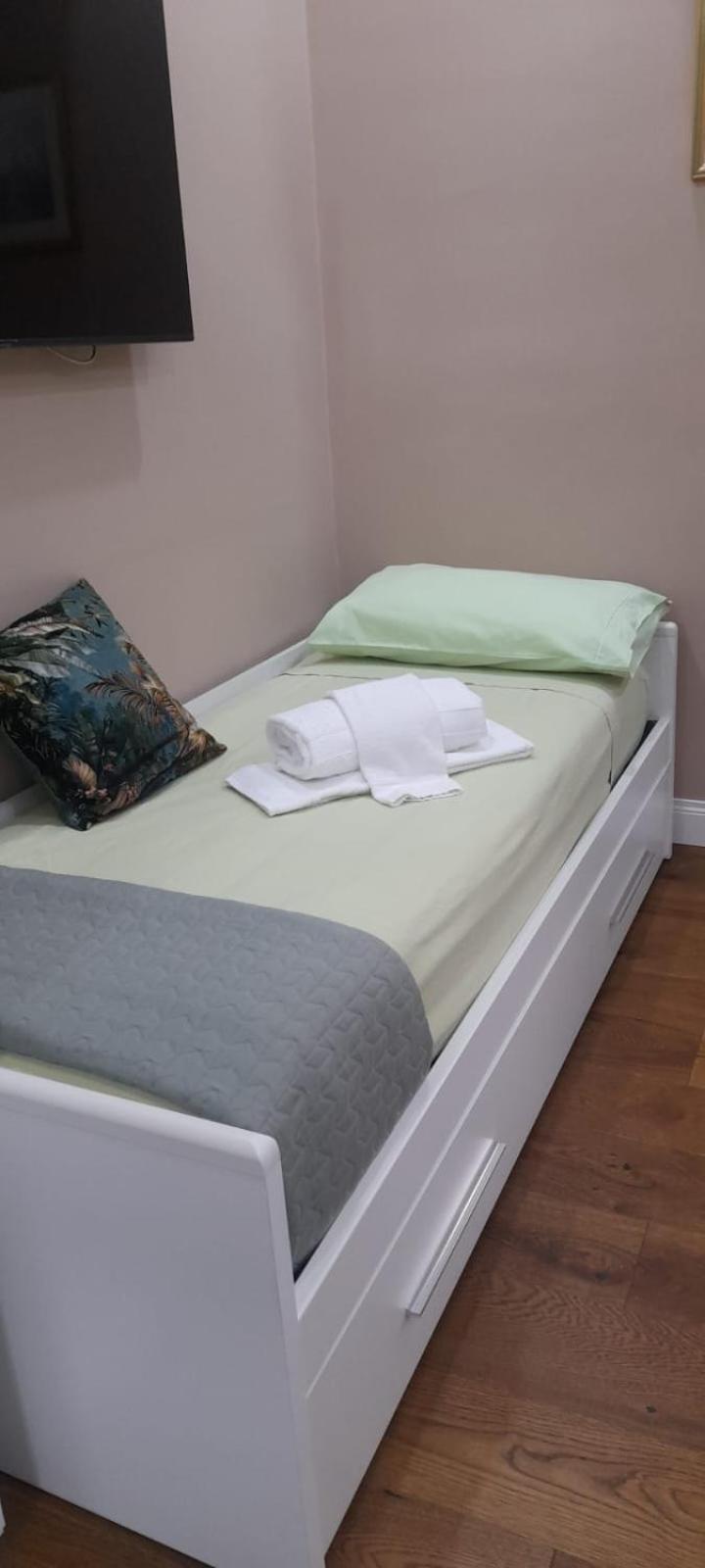 Triple Room with Private Bathroom photo 2