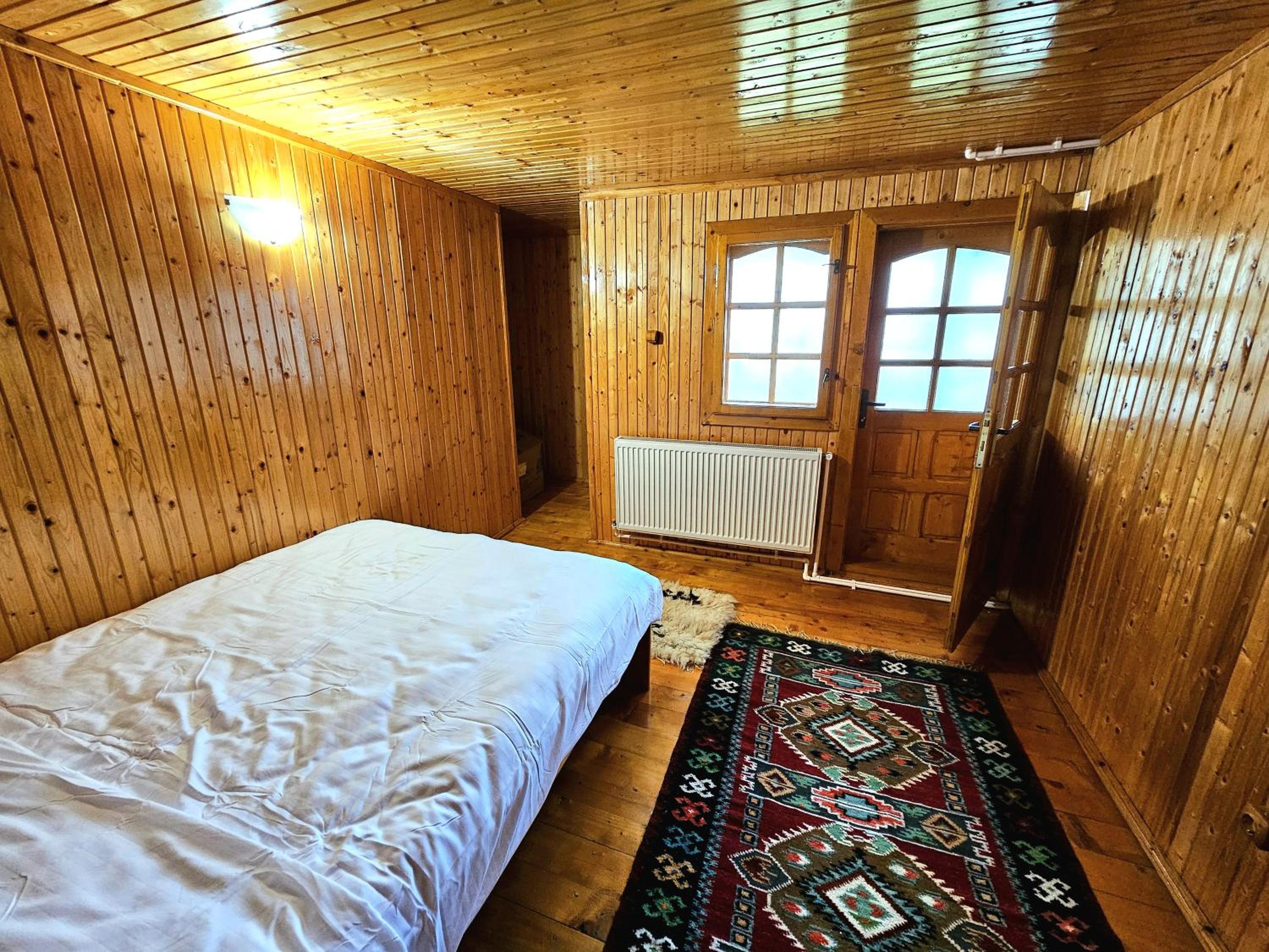 Five-Bedroom House photo 1