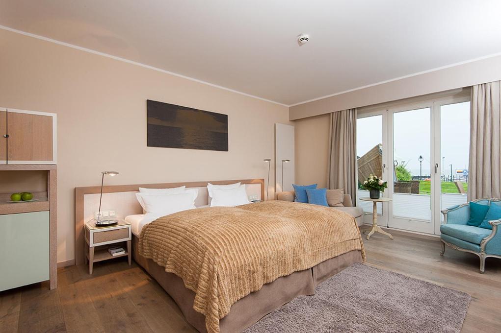 Hotel Fährhaus Sylt, Zimmer mit Kingsize-Bett und Meerblick