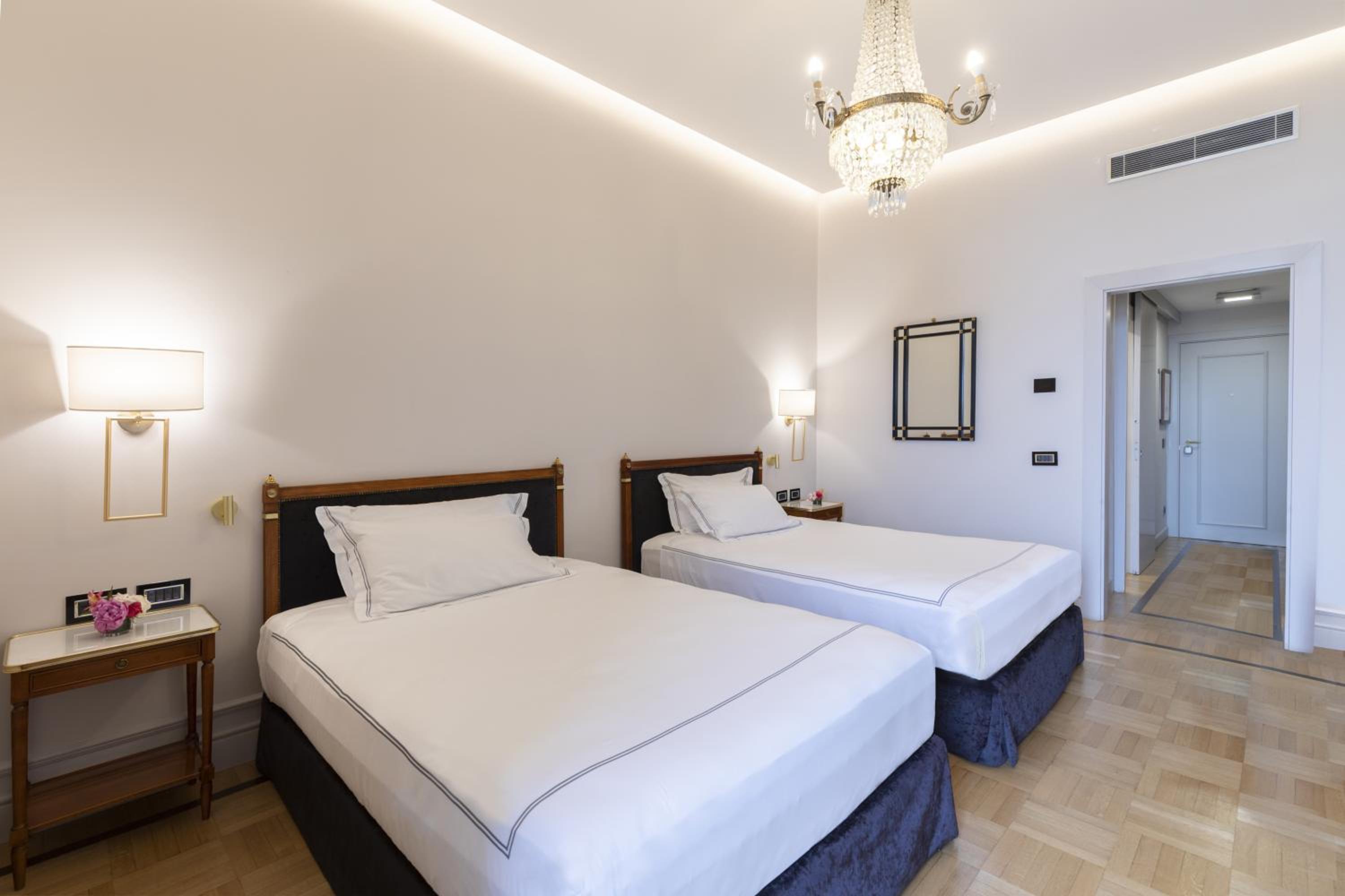 Deluxe Queen Room - Photo 5