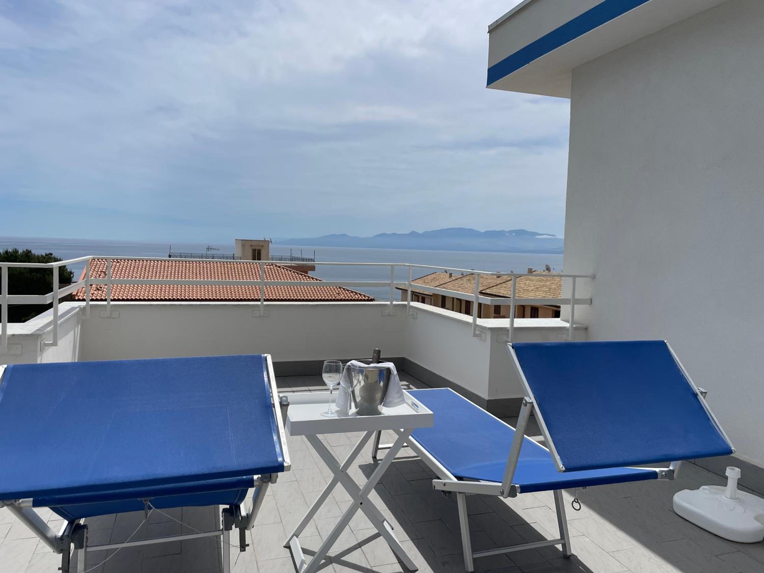 Three-Bedroom Apartment with Sea View photo 3