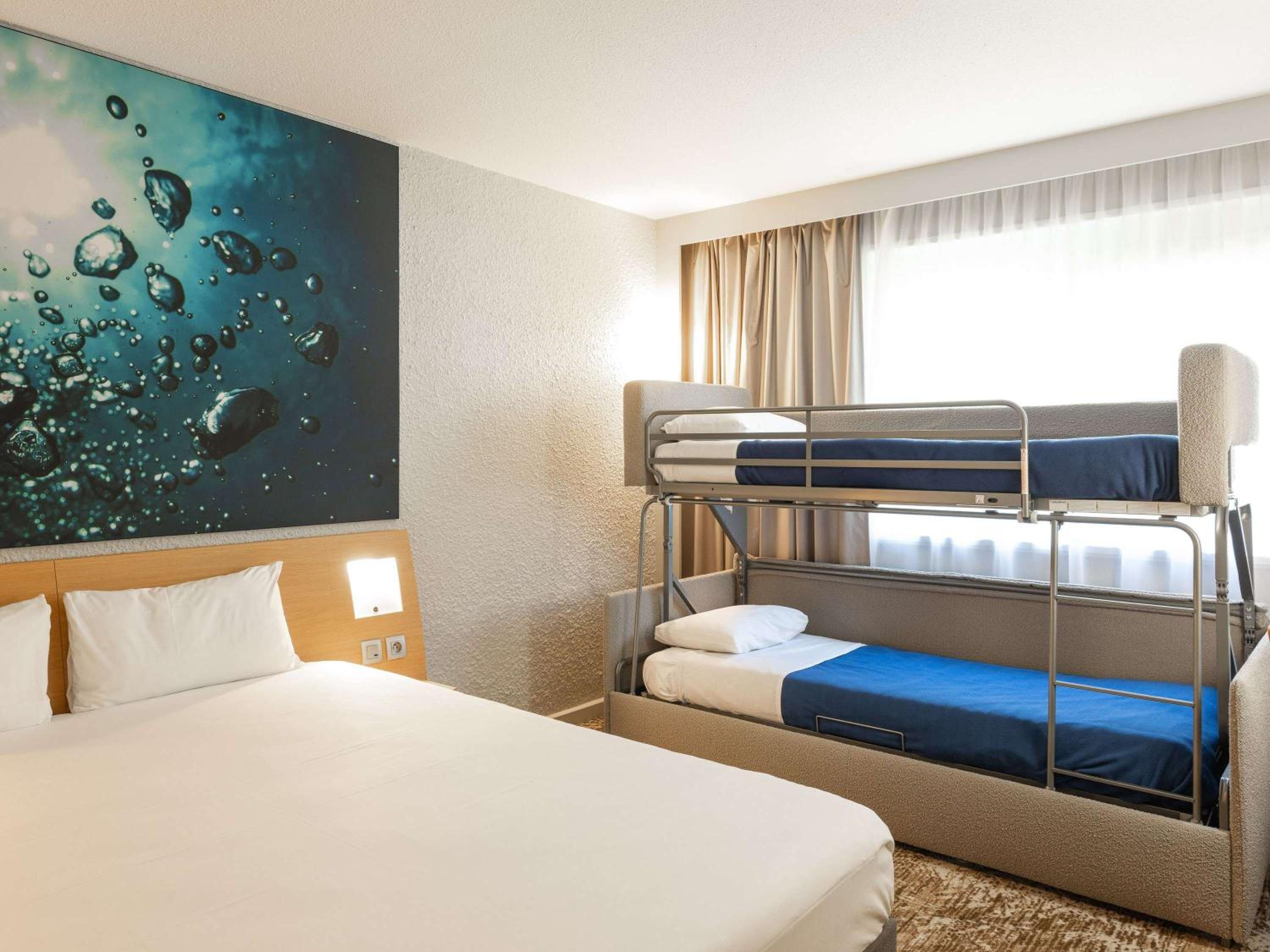 Standard Room with One Double Bed and Two Single Beds - Photo 6