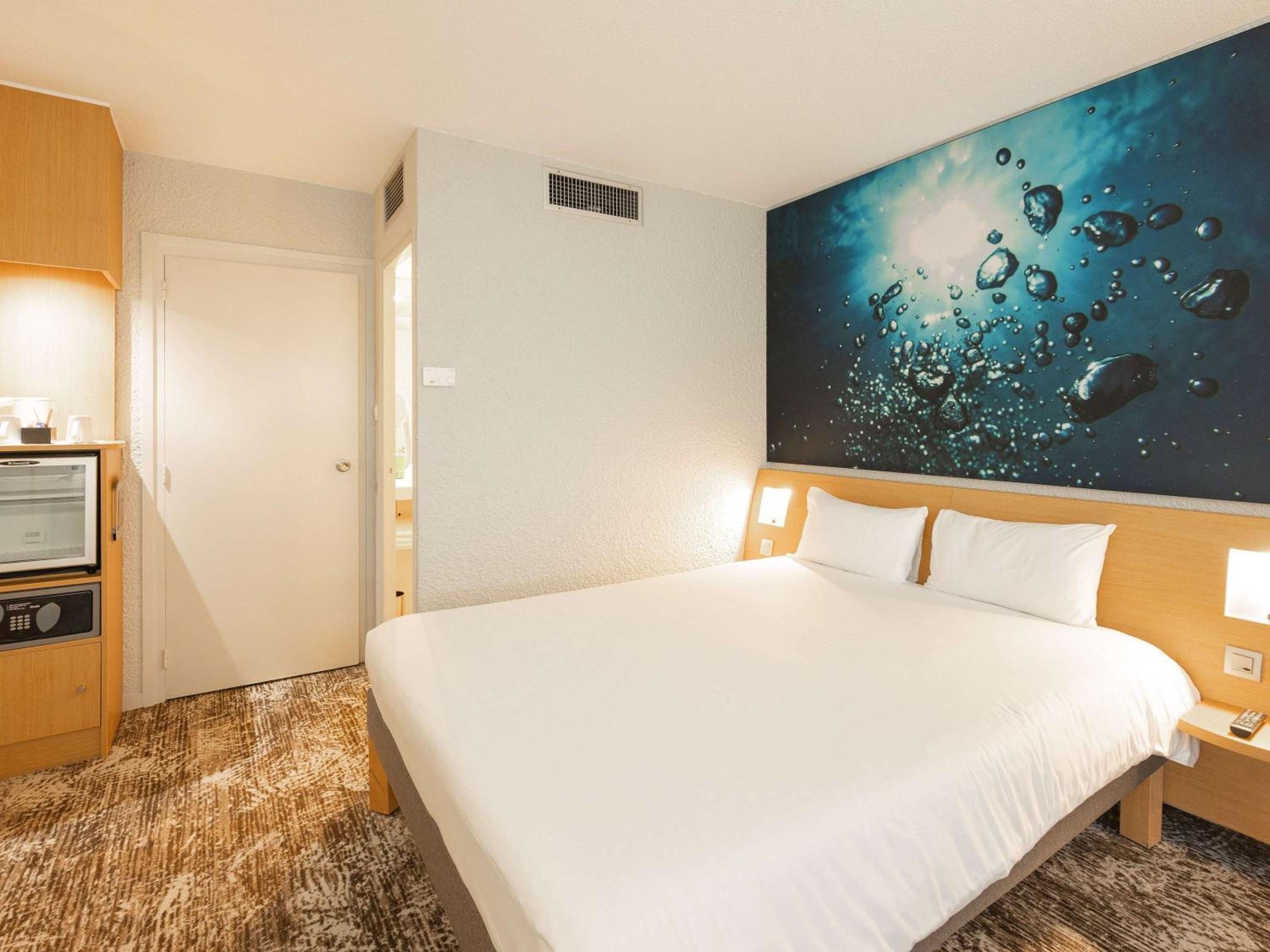 Standard Room with One Double Bed and Two Single Beds - Photo 1