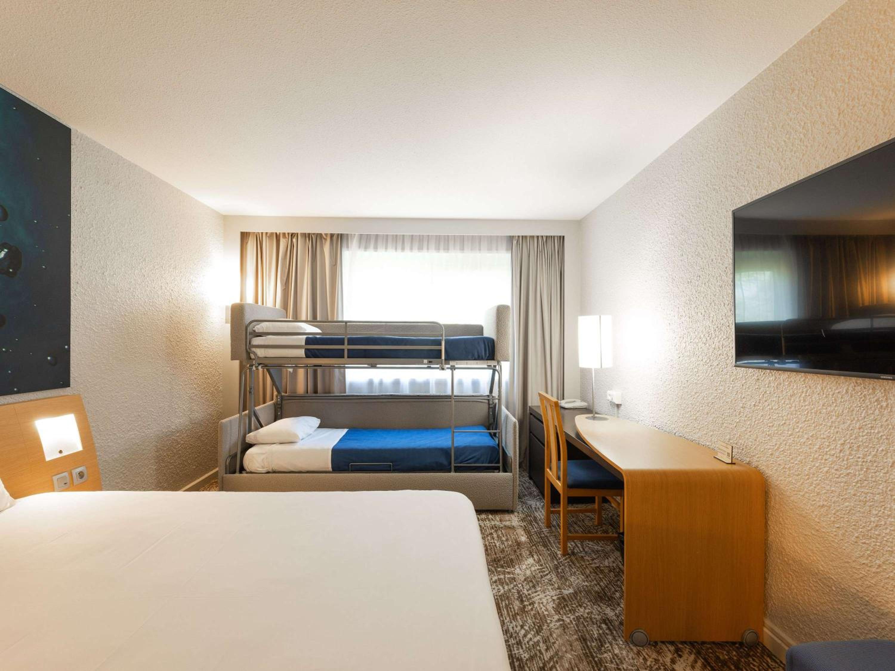 Standard Room with One Double Bed and Two Single Beds - Photo 3