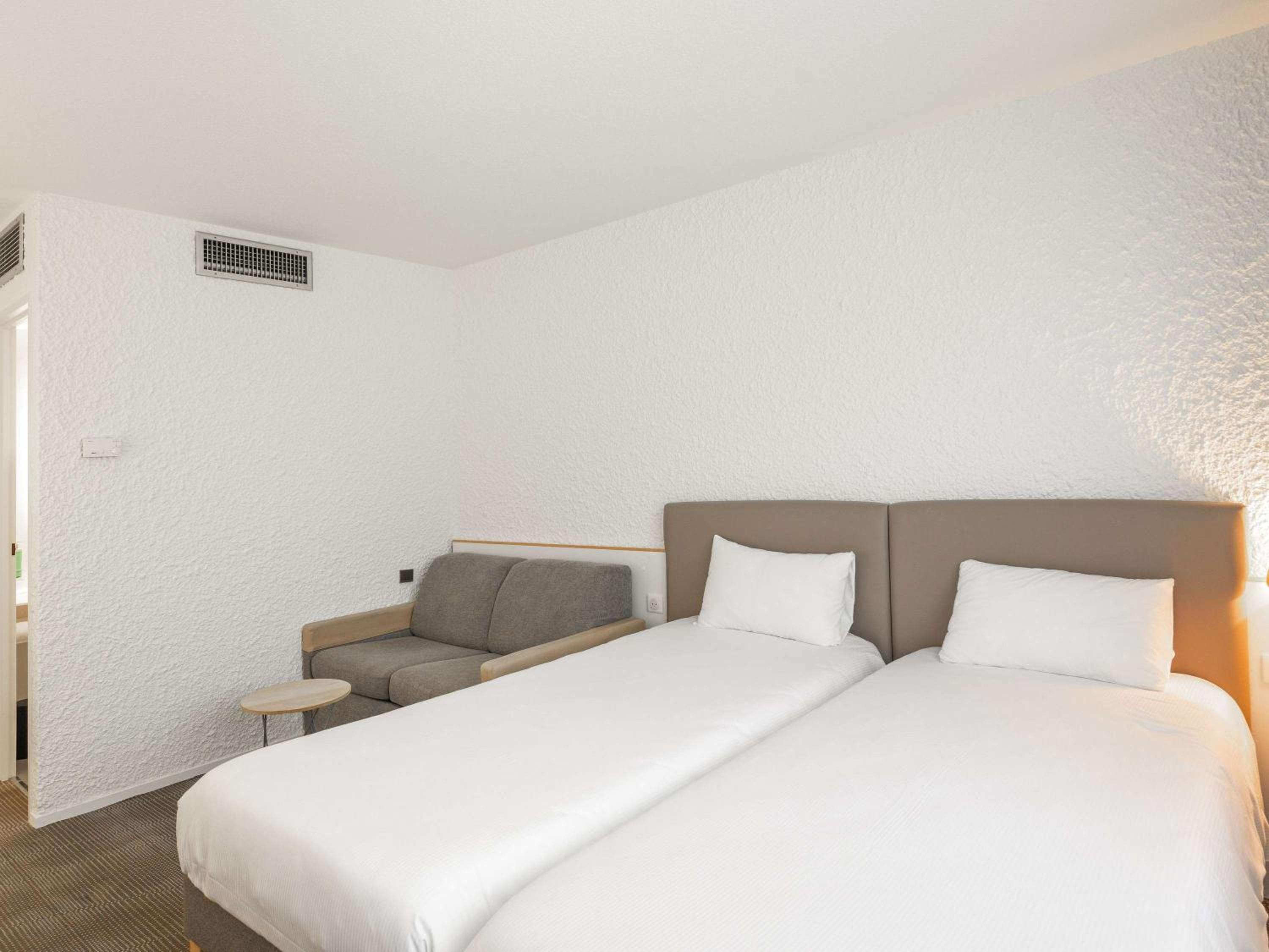 Standard Room with One Double Bed and Two Single Beds - Photo 4