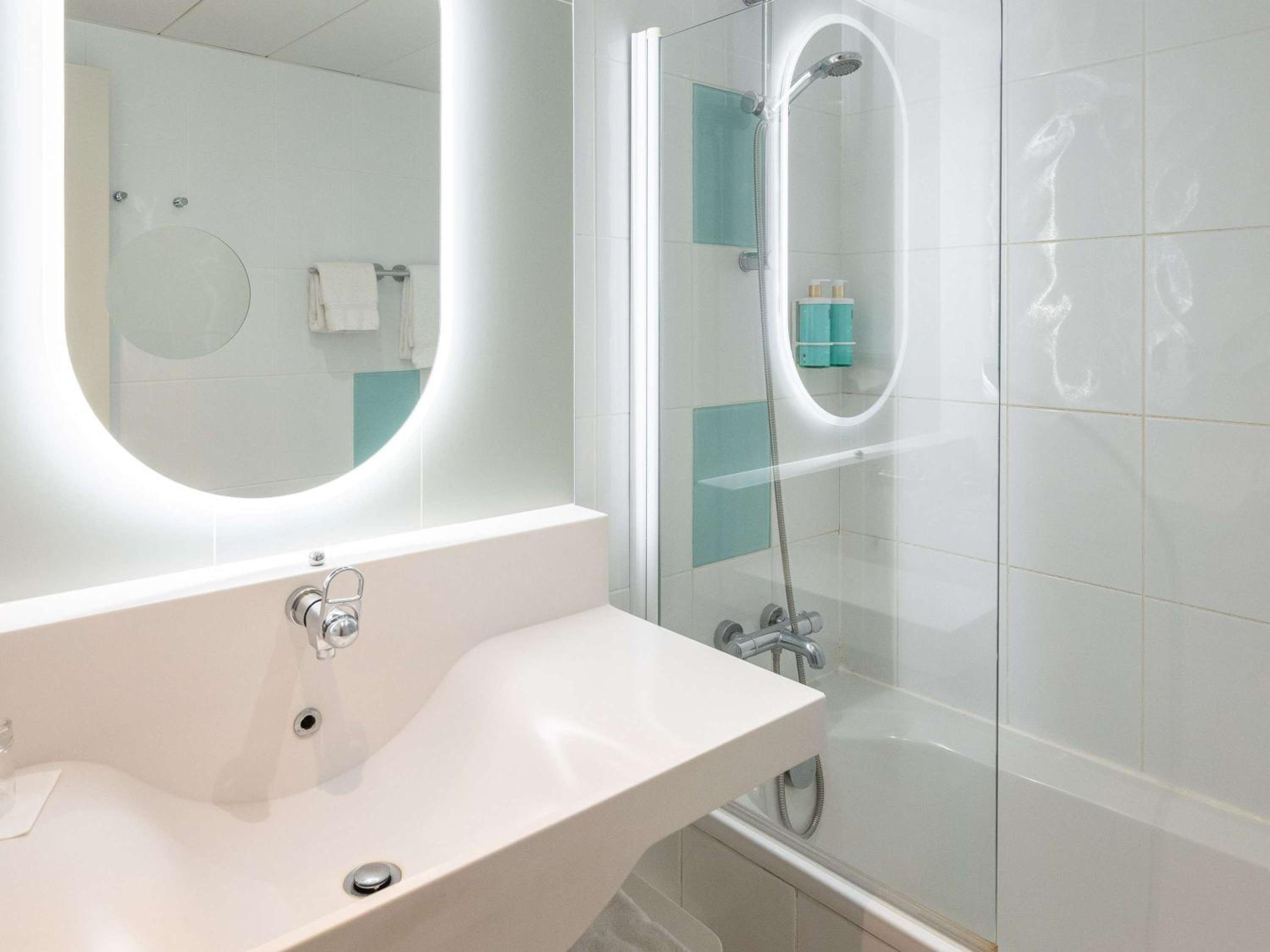 Standard Room with One Double Bed and Two Single Beds - Photo 7