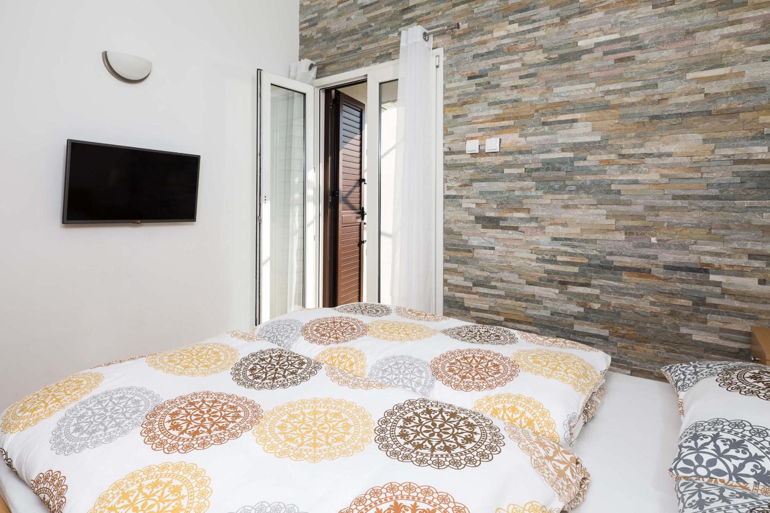 One-bedroom apartment with Balcony and Landmark view