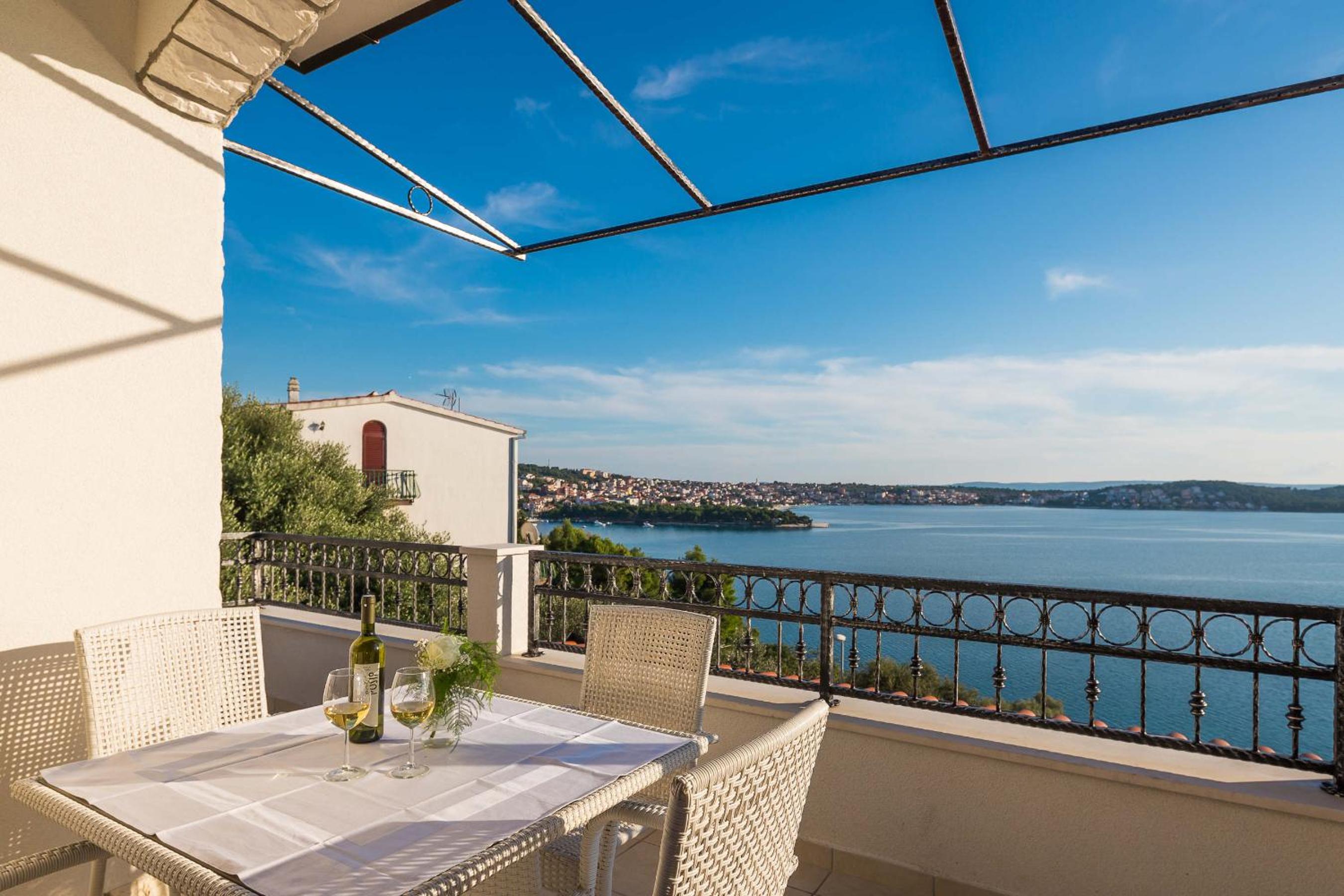 One-Bedroom Apartment with Terrace and Sea View - Photo 6