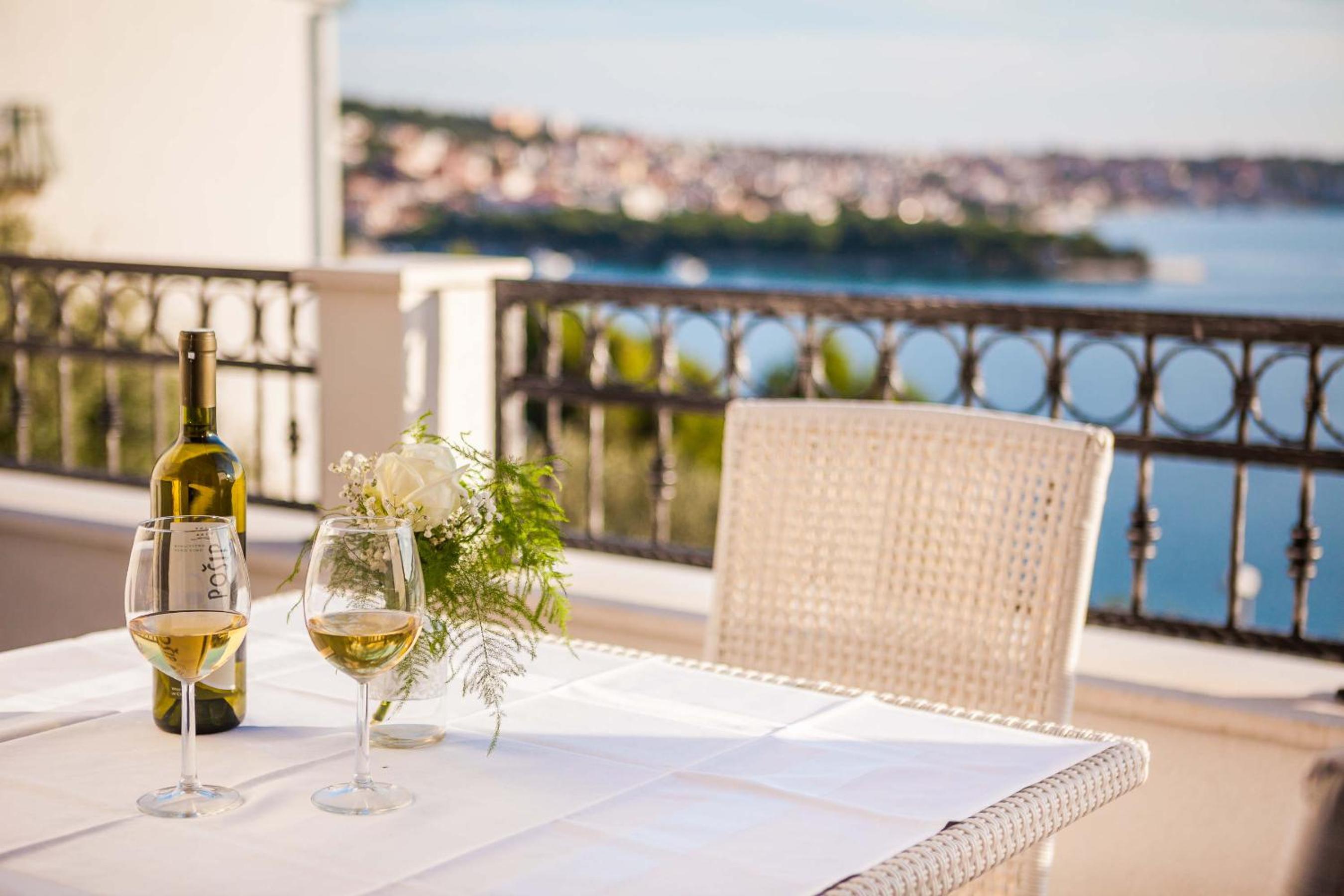 One-Bedroom Apartment with Terrace and Sea View - Photo 5