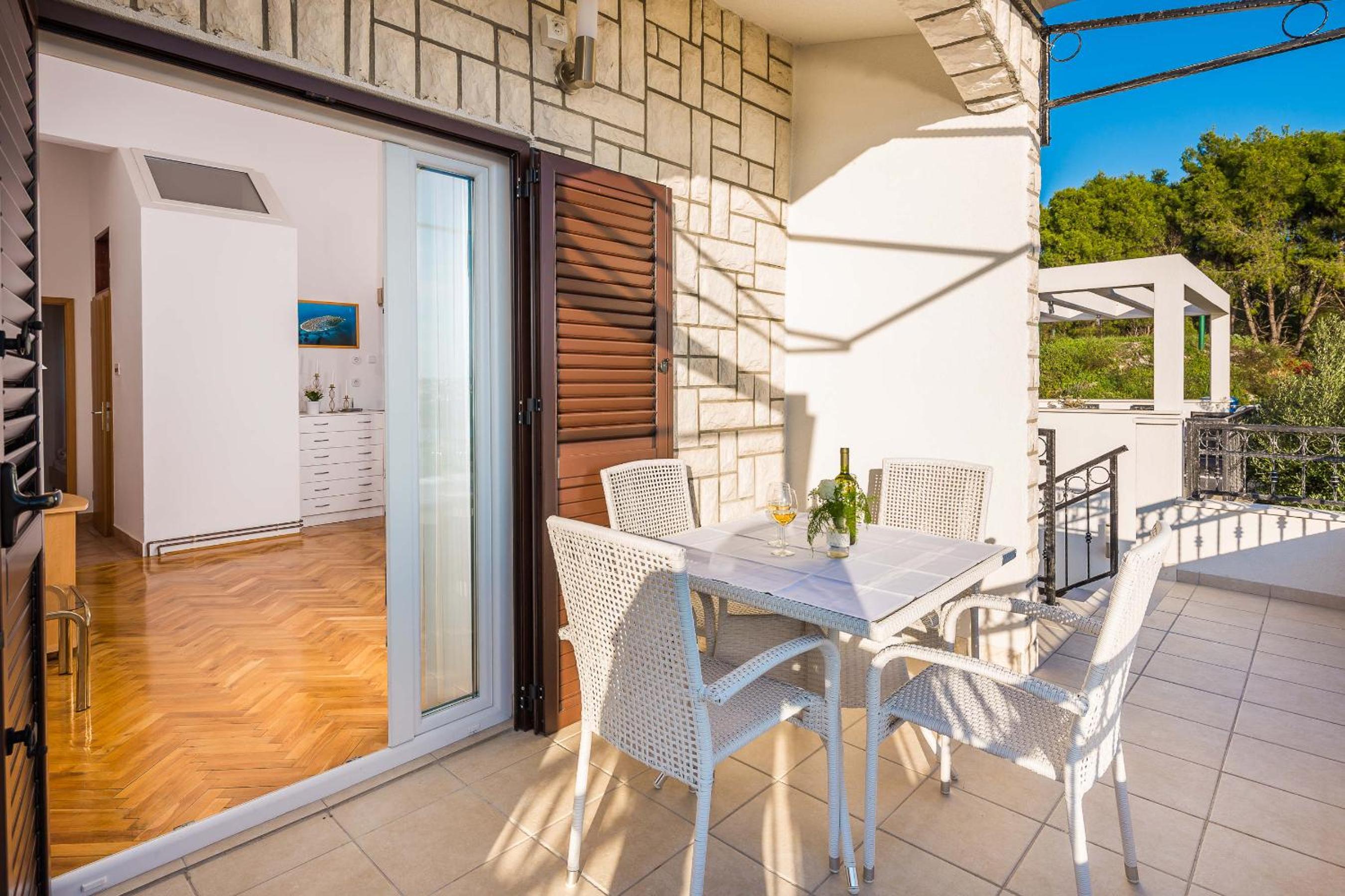 One-Bedroom Apartment with Terrace and Sea View - Photo 4