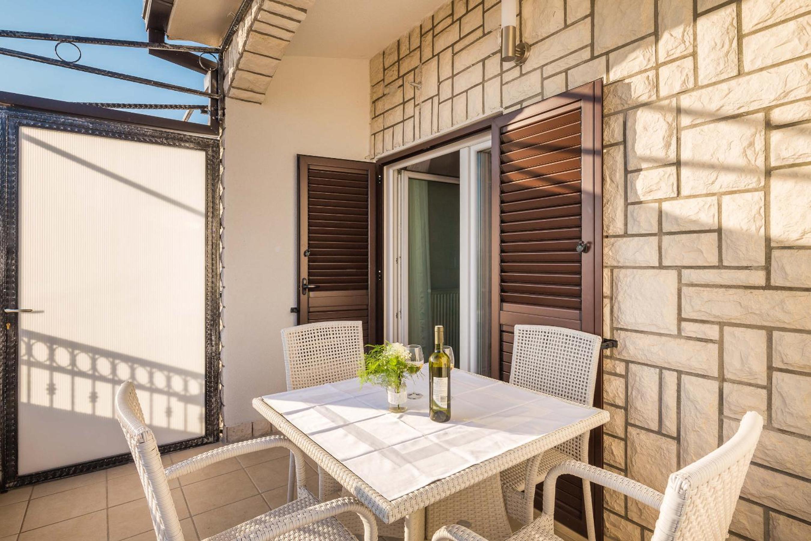 One-Bedroom Apartment with Terrace and Sea View - Photo 3