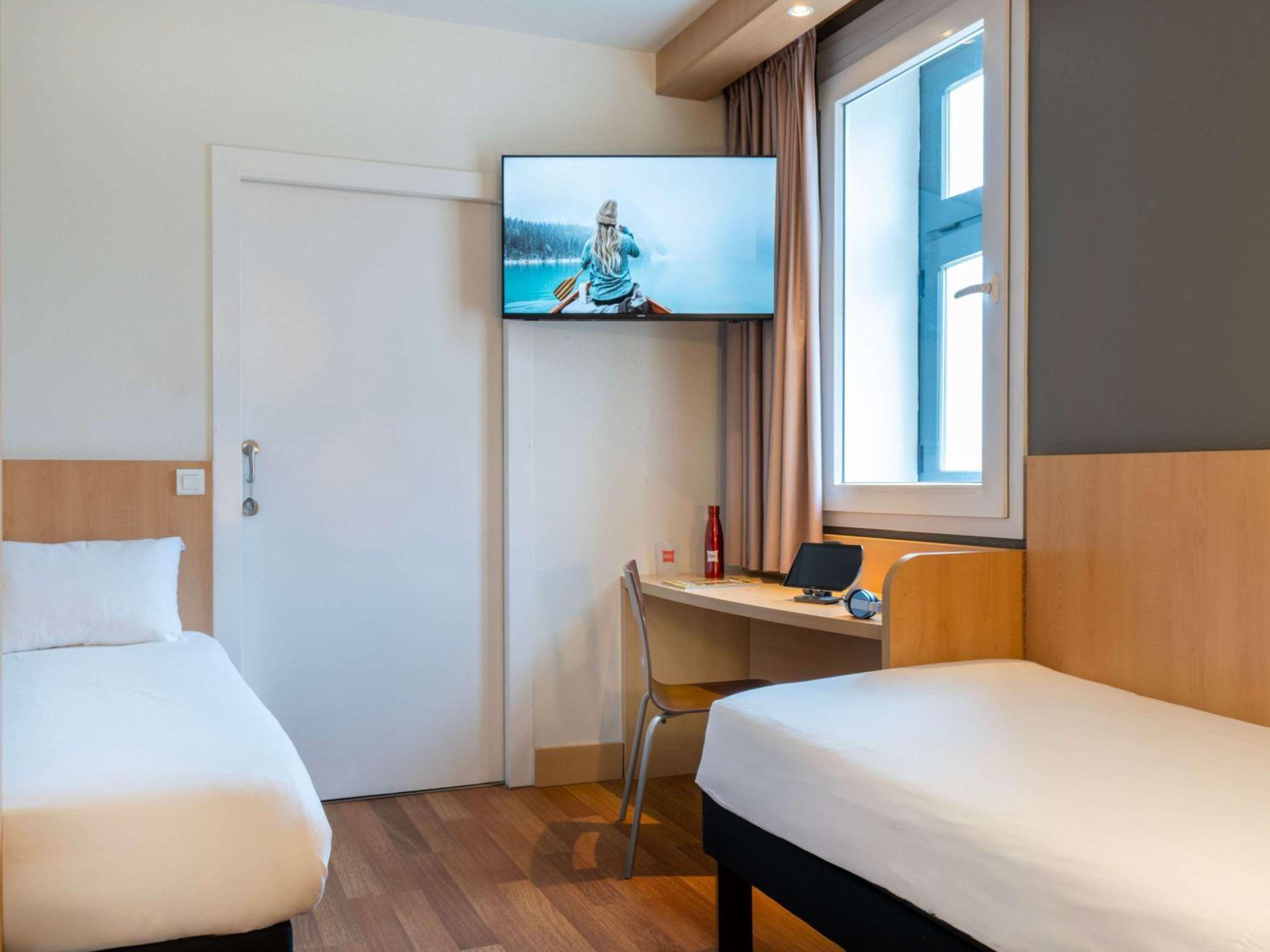 Accessible Room With Two Single Beds photo 2