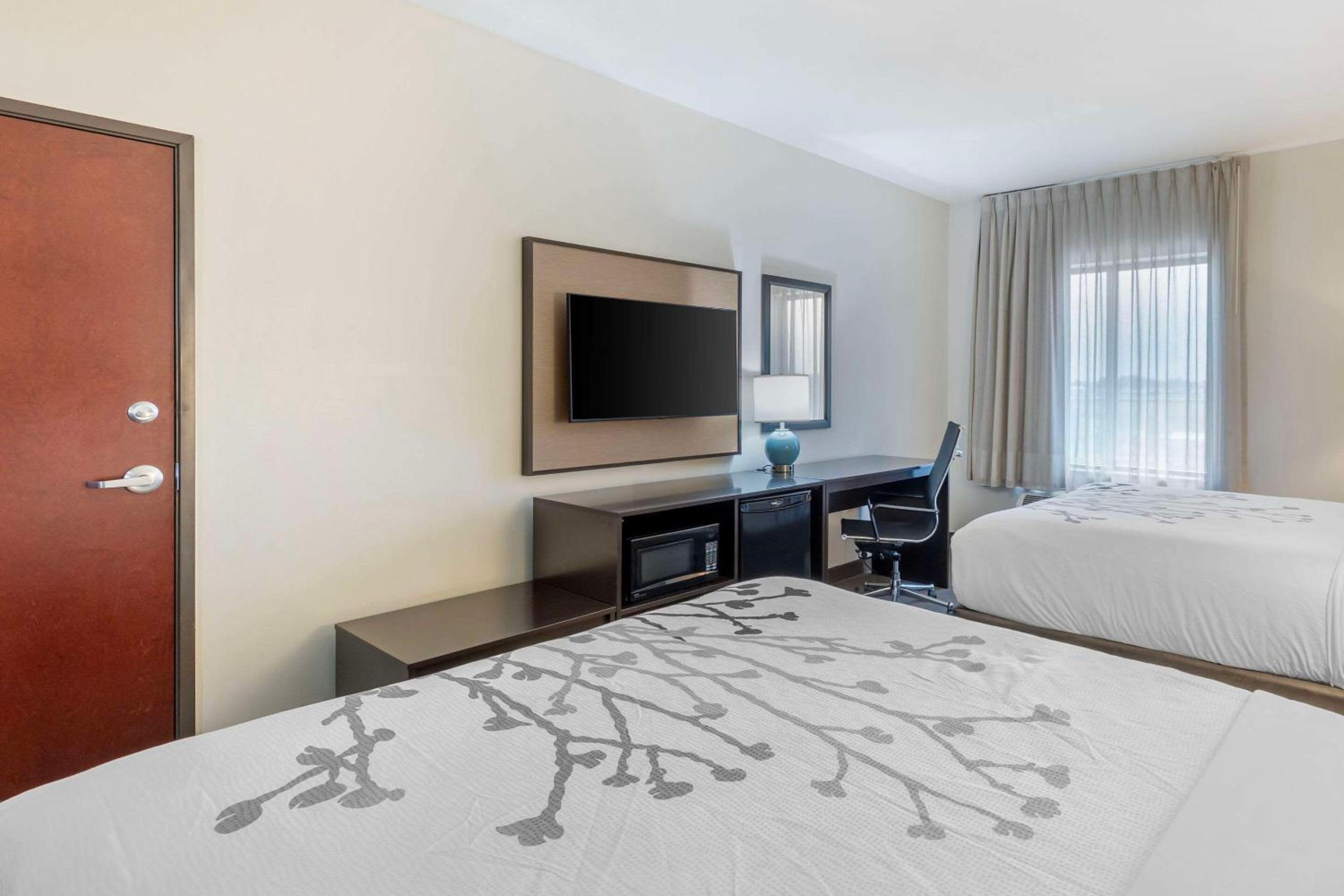 Queen Room with Two Queen Beds - Accessible/Non-Smoking  - Photo 5