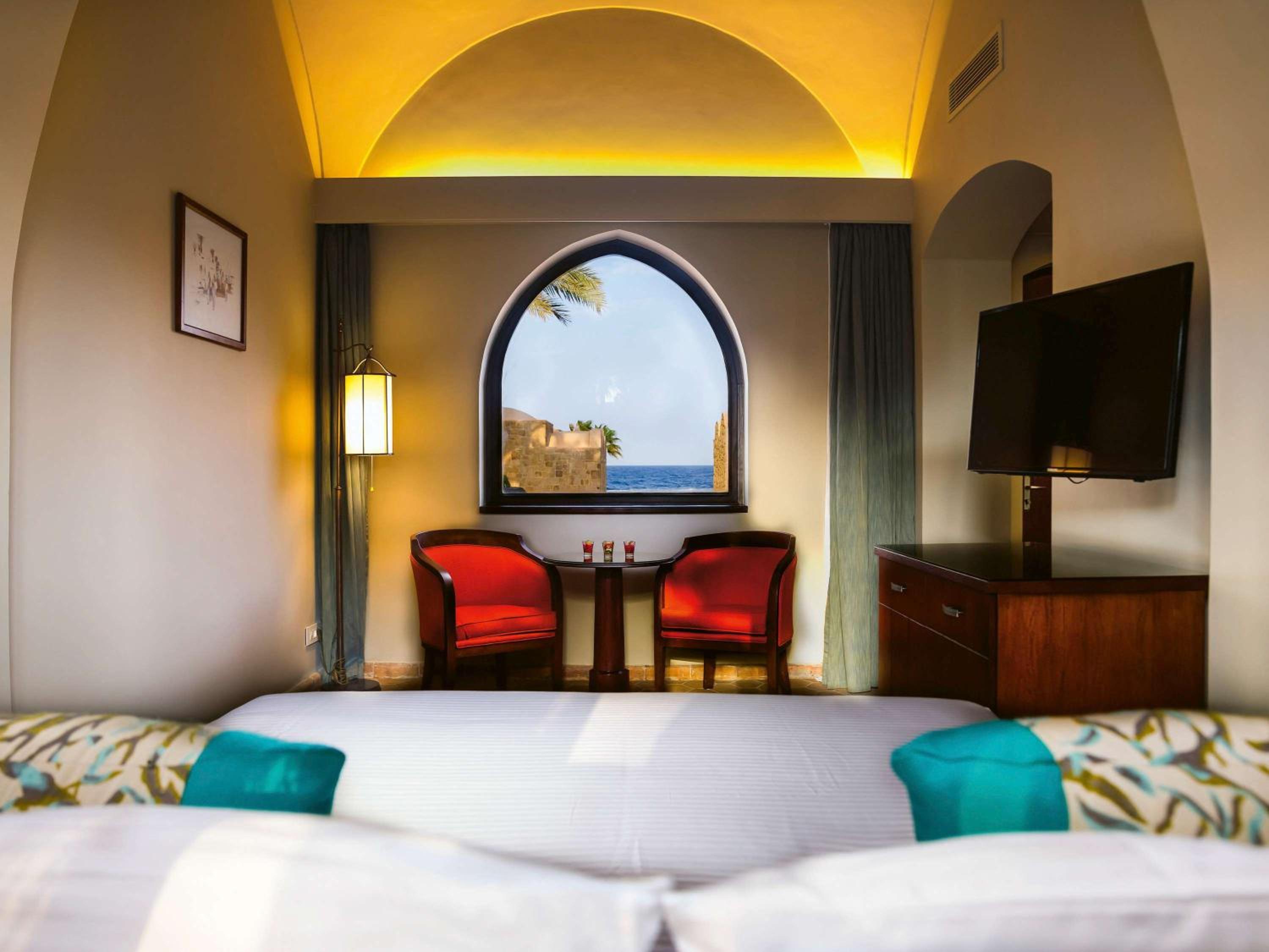 Queen Room with Sea View - Photo 11