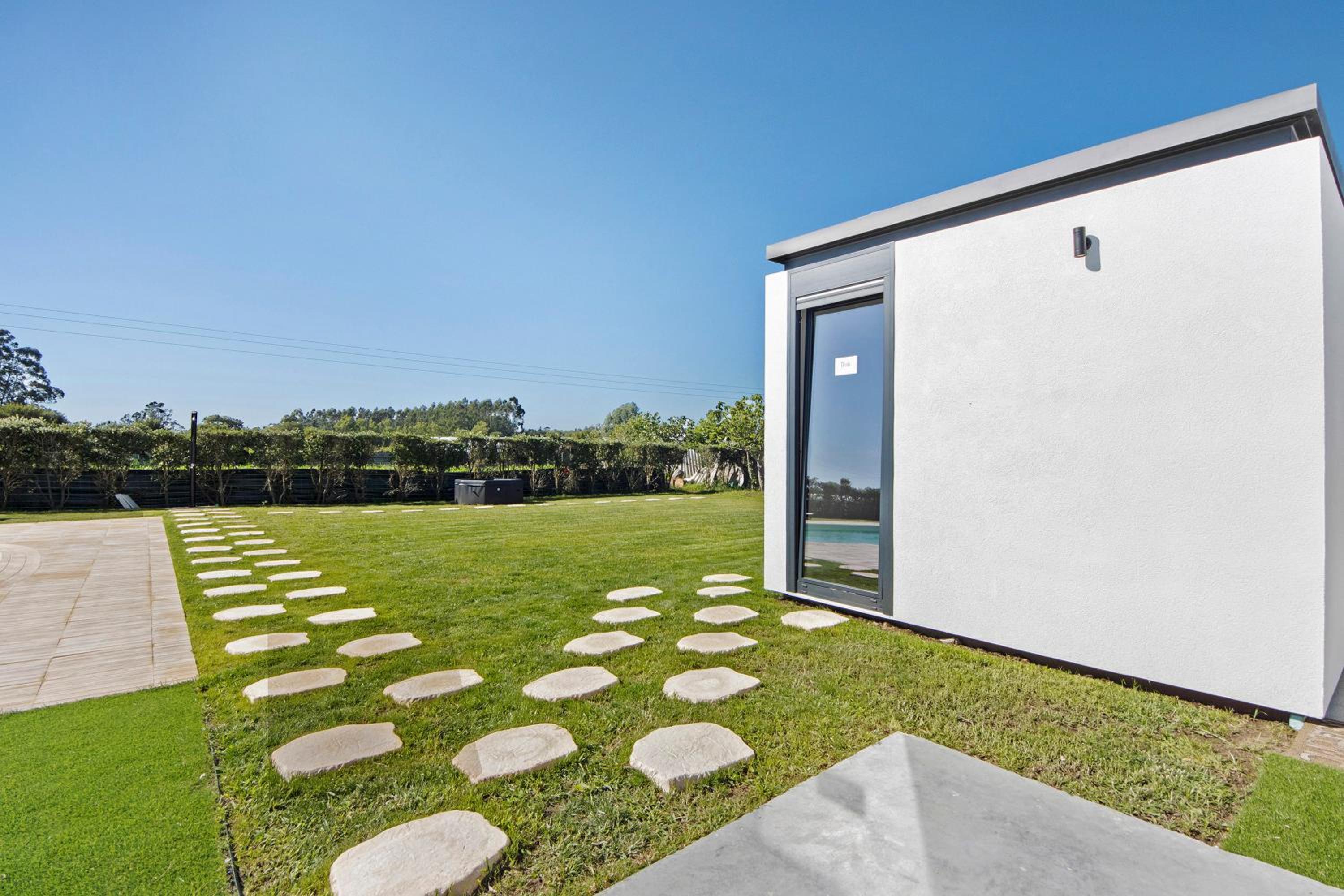 Deluxe Bungalow with Garden View photo 2