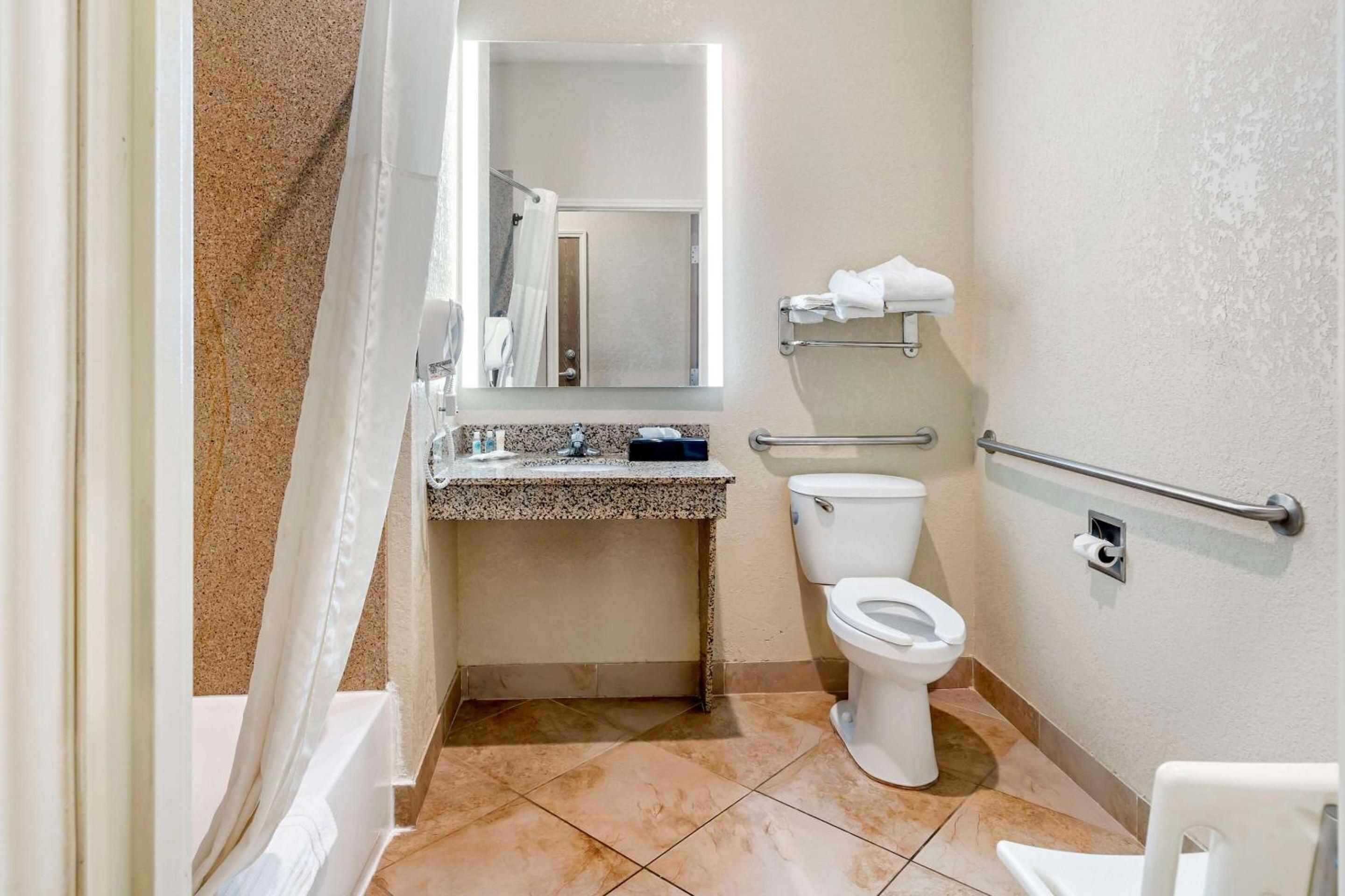 Standard King Suite - Accessible/Non-Smoking - Photo 2