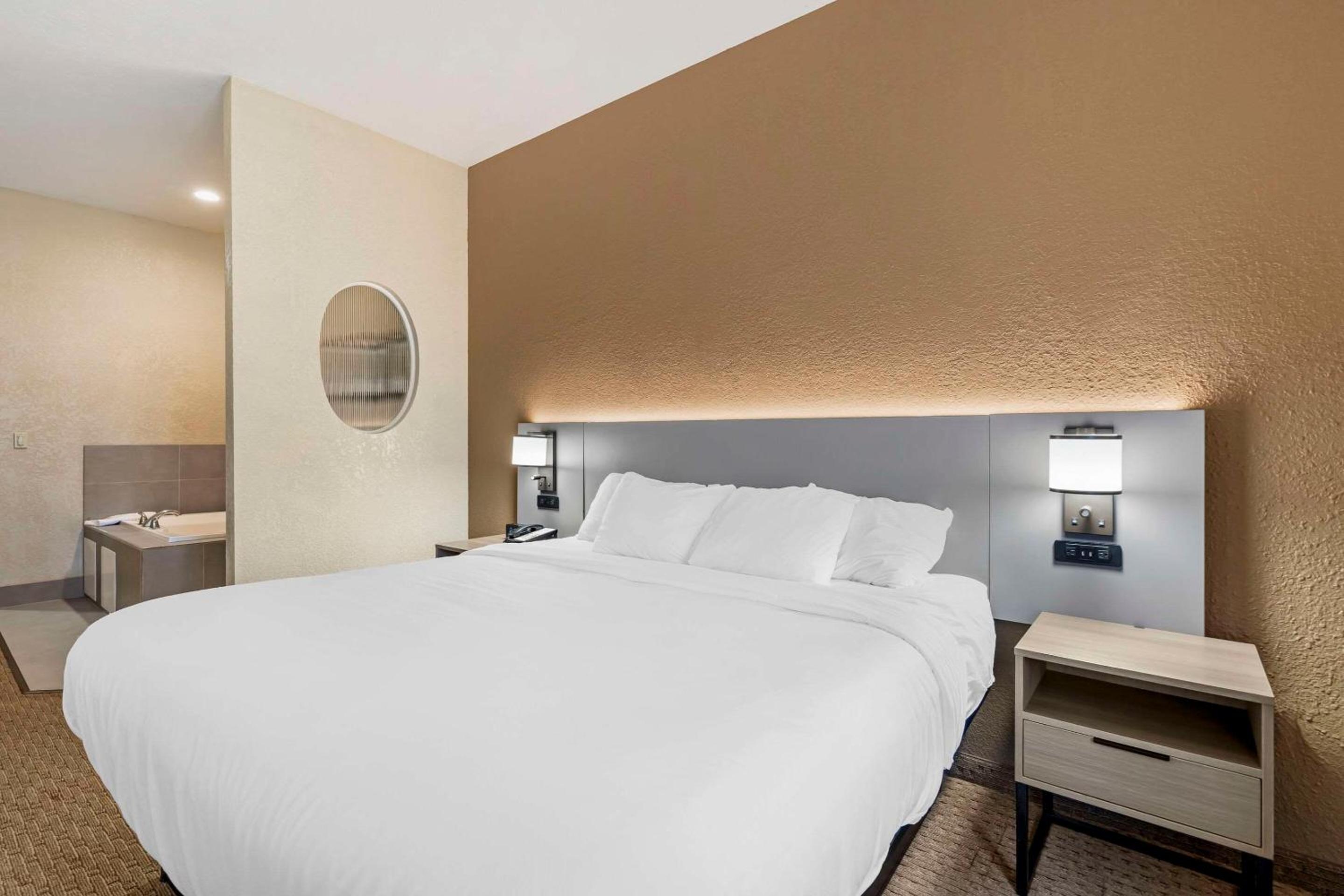 Family Suite - Non-Smoking - Photo 4