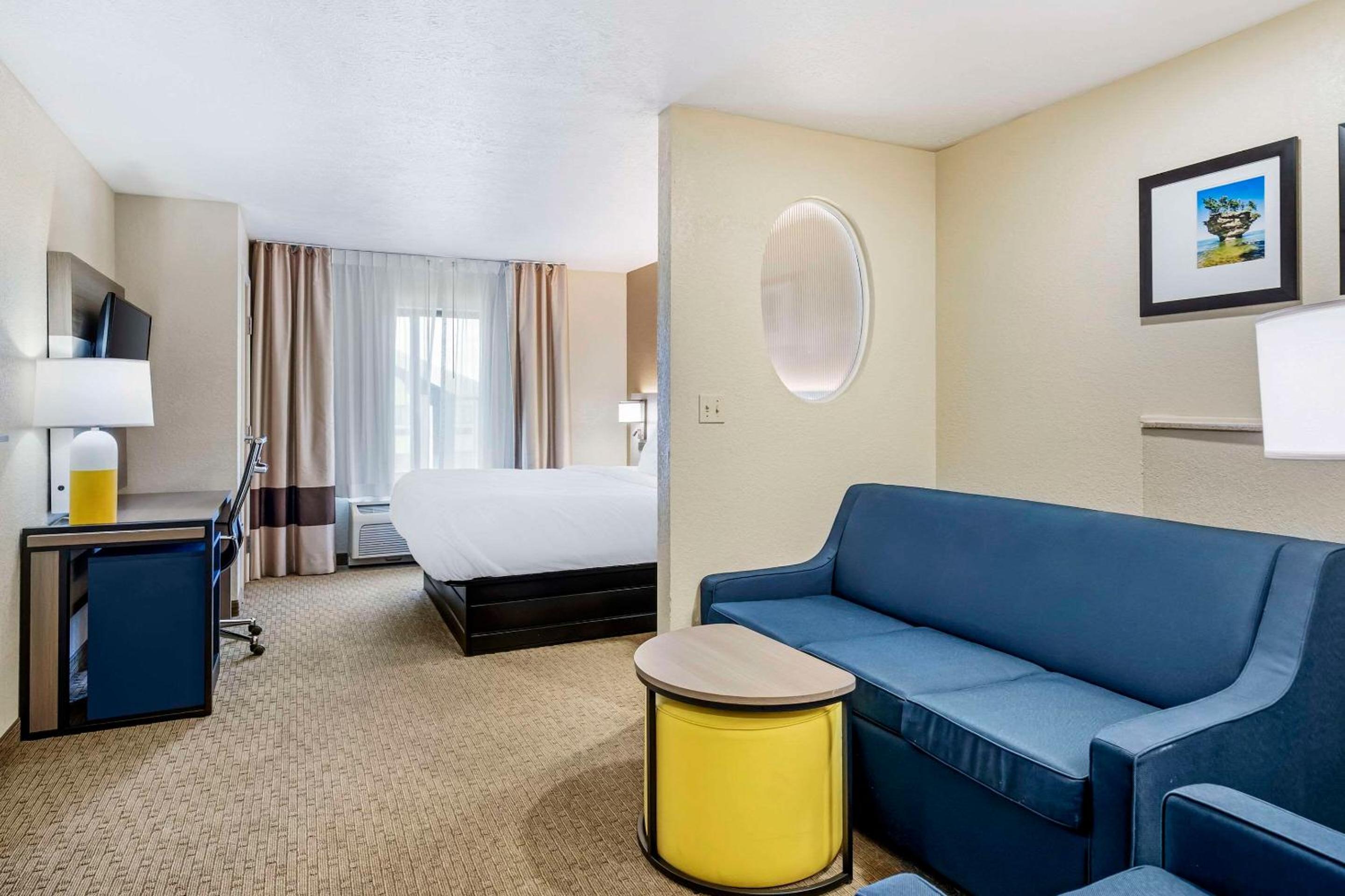 King Suite - Non-Smoking - Photo 5
