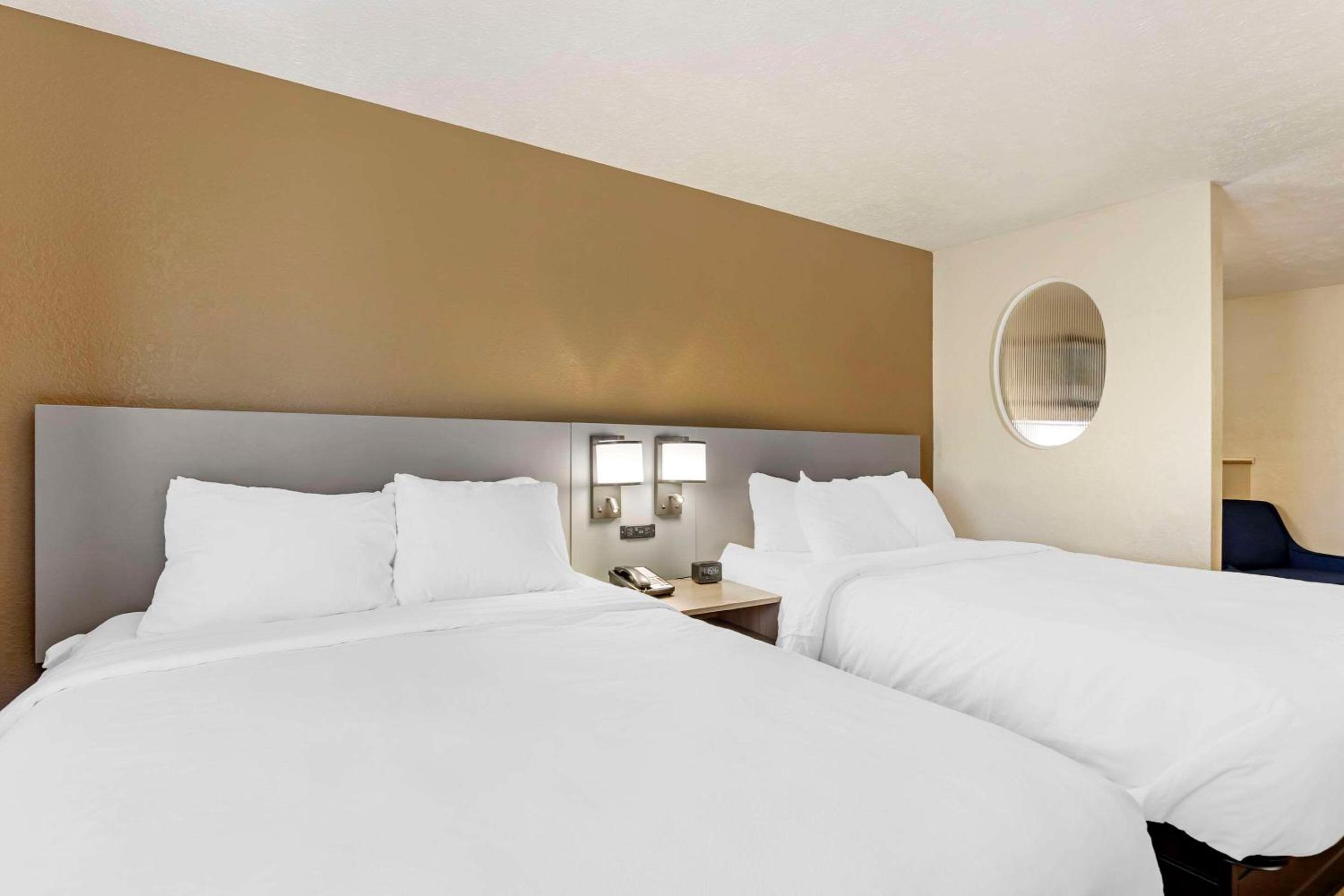 Queen Suite - Non-Smoking - Photo 1