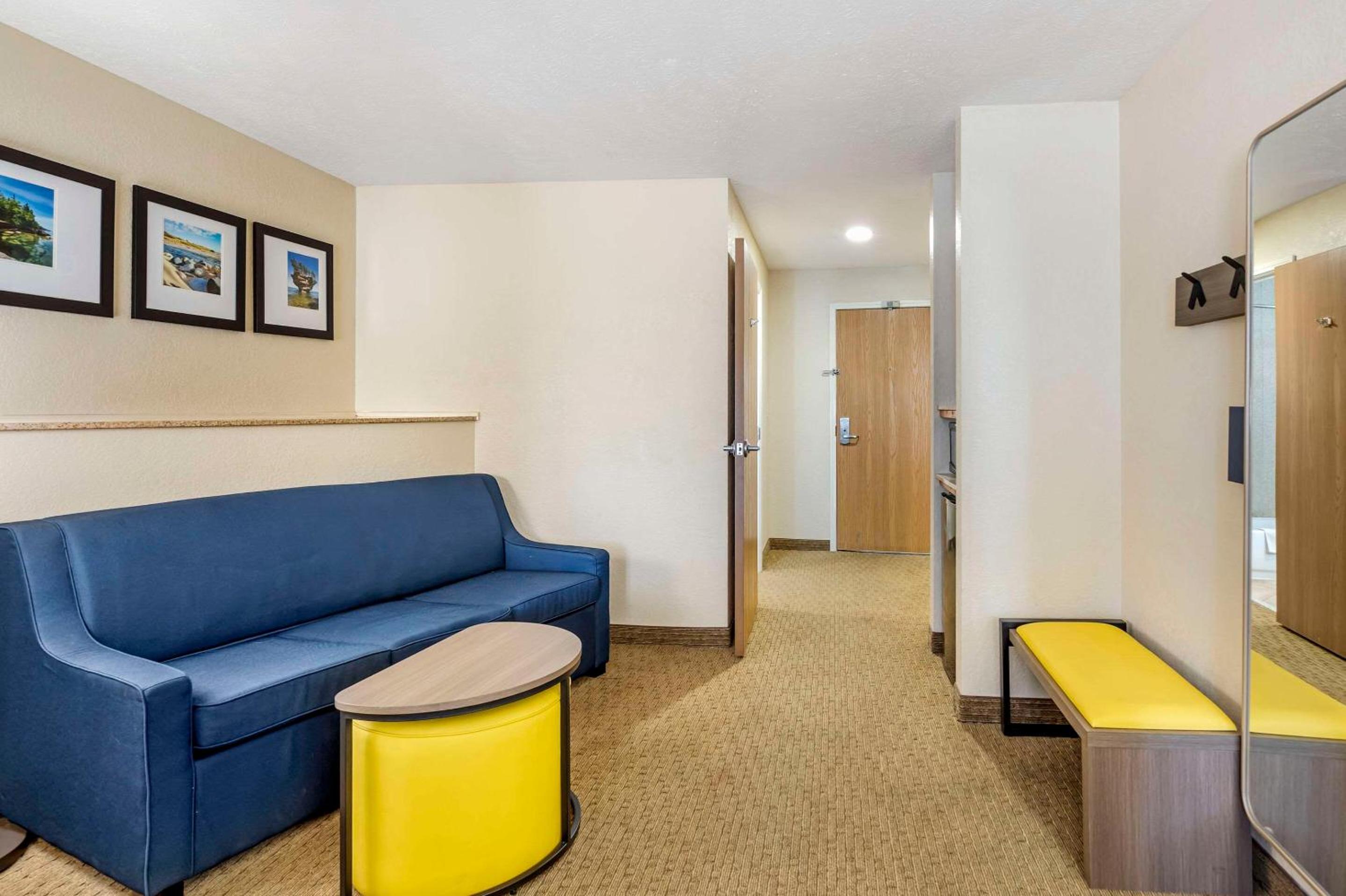 Queen Suite - Non-Smoking - Photo 3
