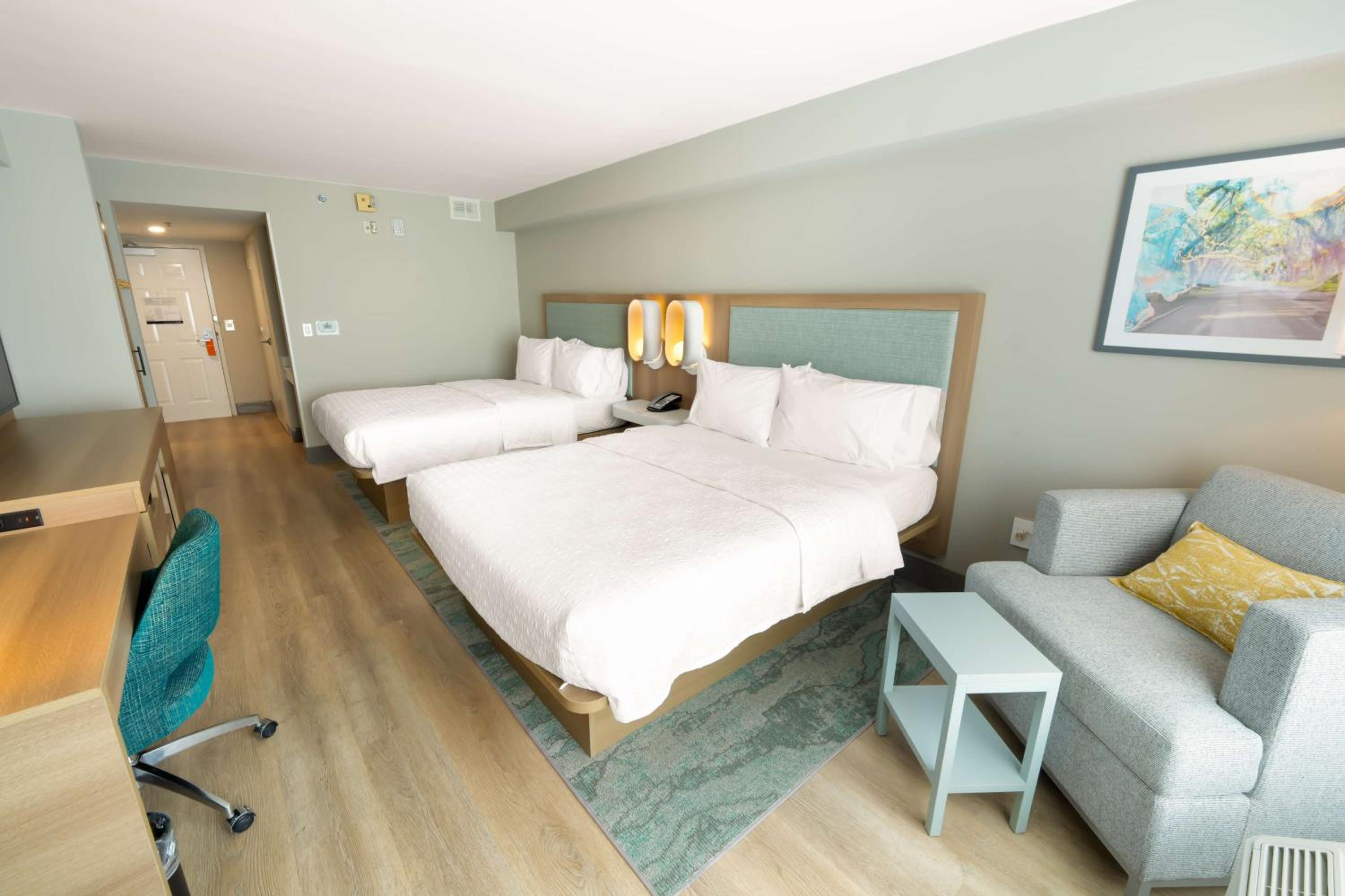 Queen Room with Two Queen Beds - Photo 9