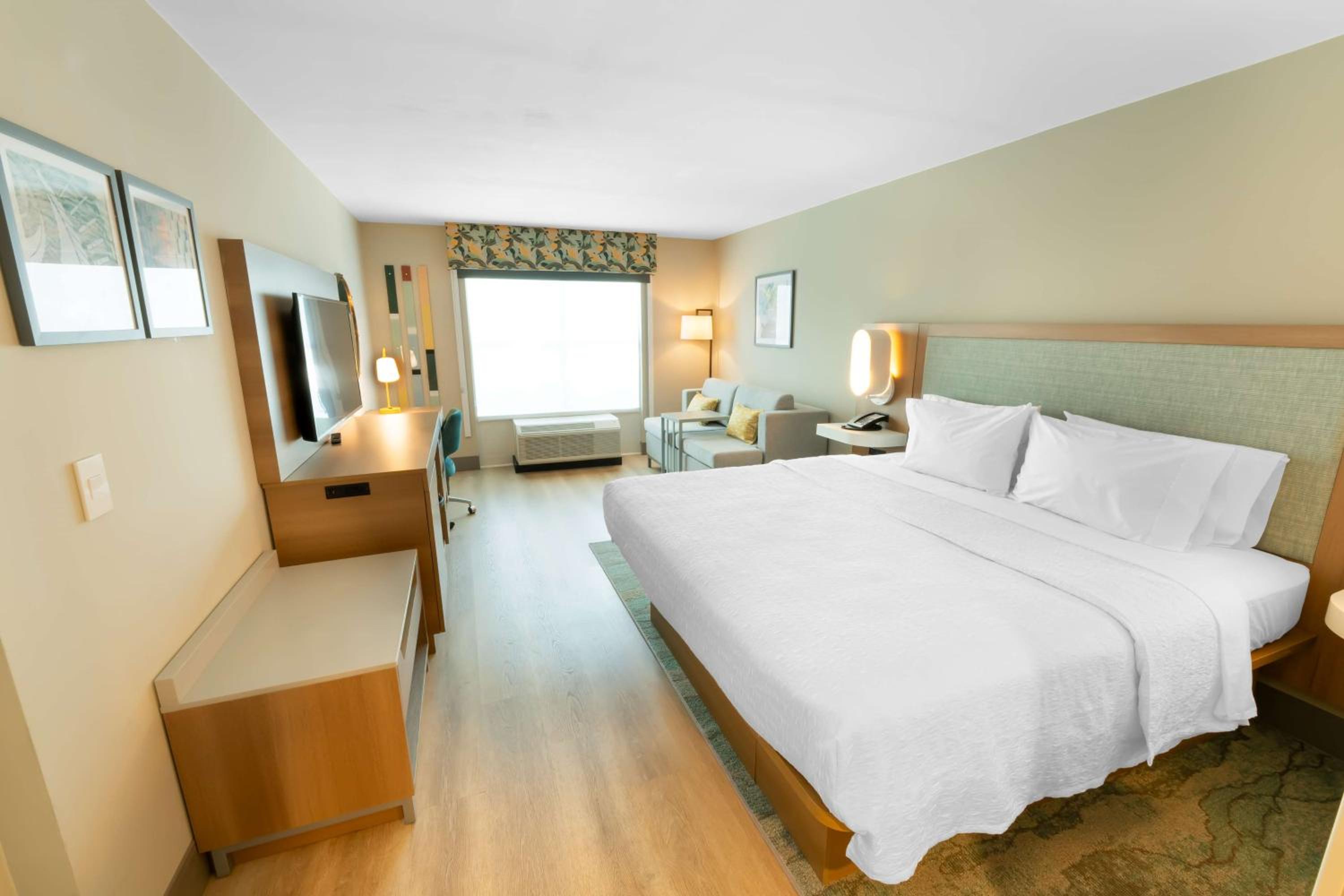 King Room with Sofa Bed - Photo 4