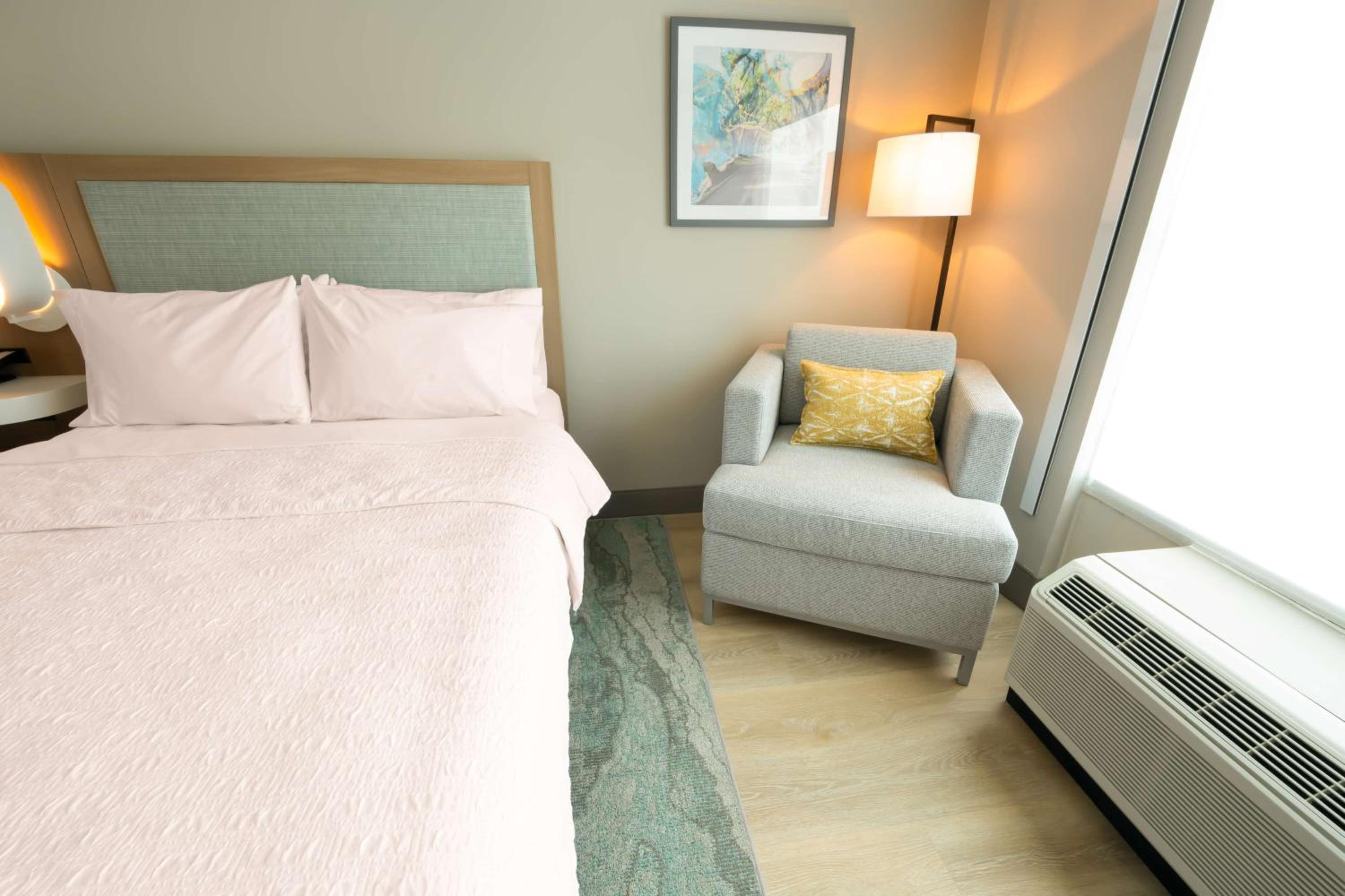Queen Room with Two Queen Beds - Photo 8