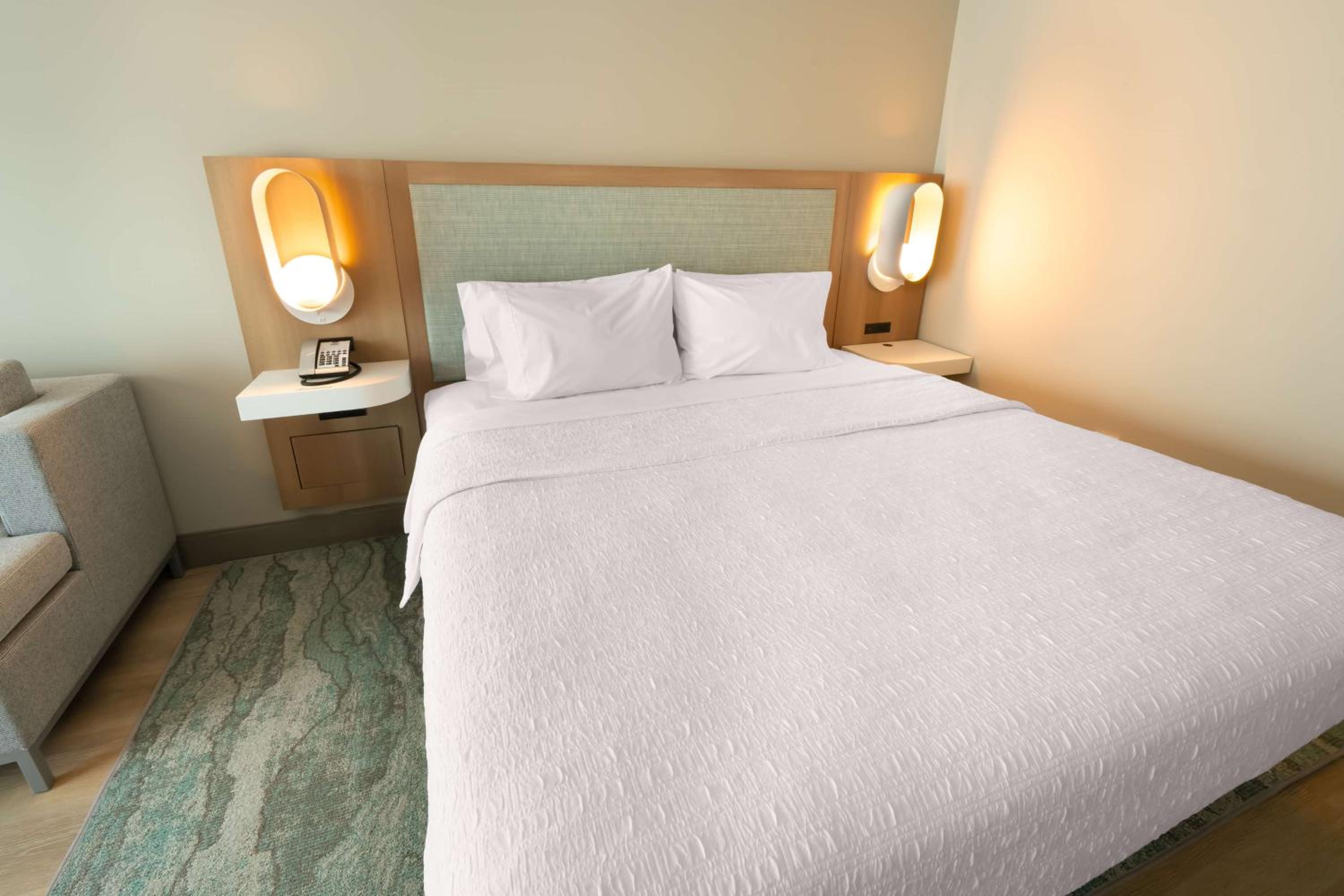 King Room with Sofa Bed - Photo 2
