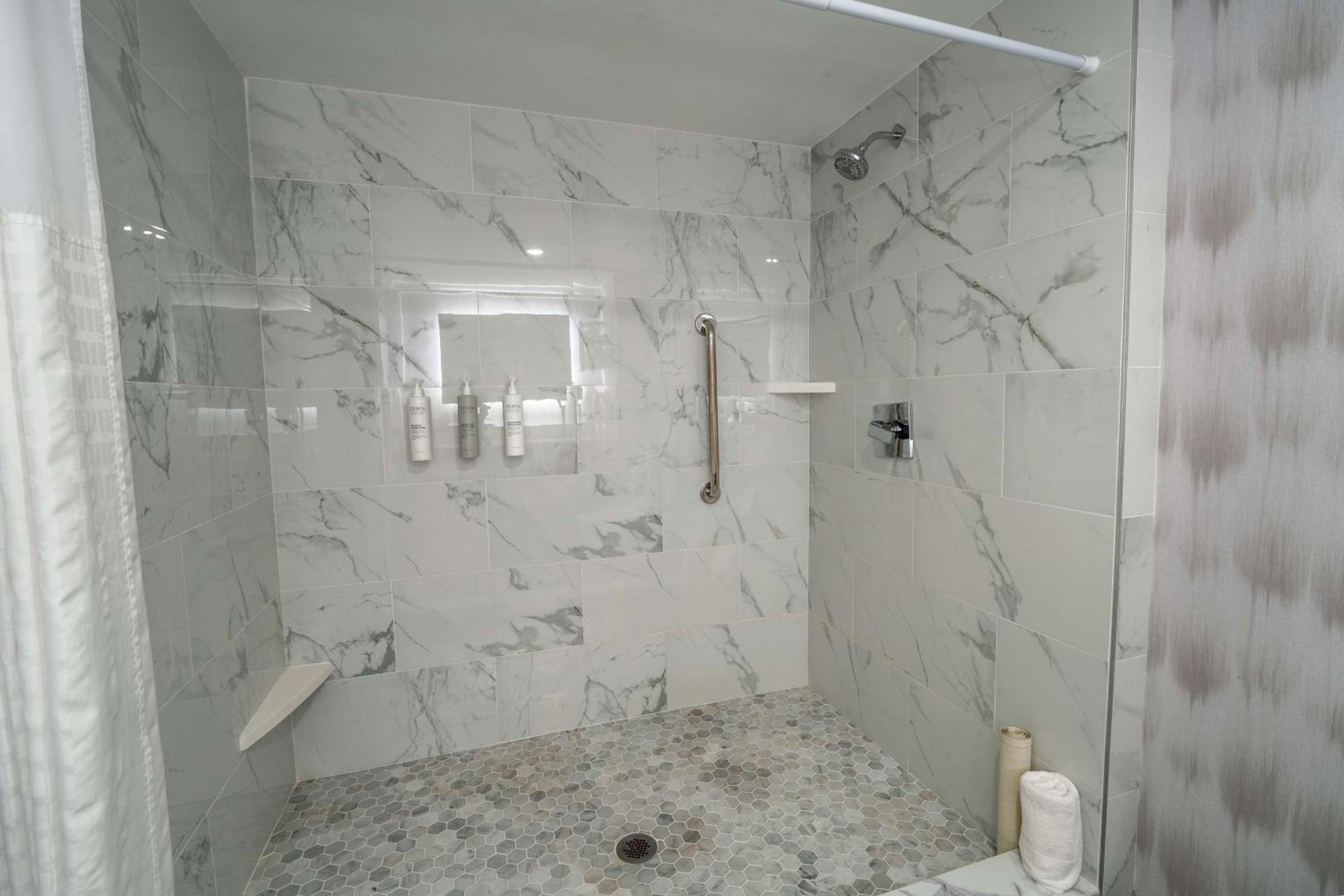King Room with Roll-In Shower - Mobility/Hearing Accessible - Photo 7