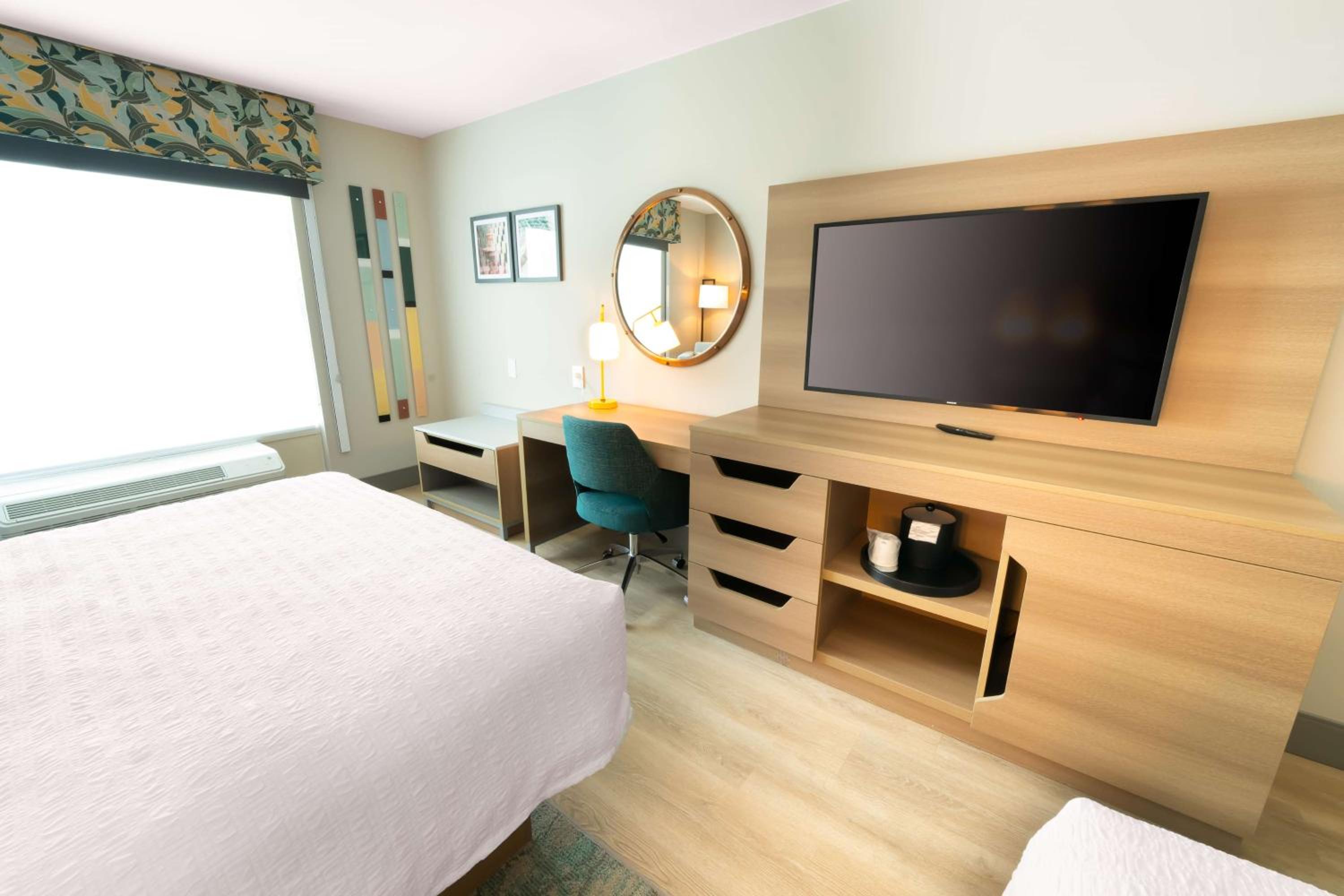 Queen Room with Two Queen Beds - Photo 4