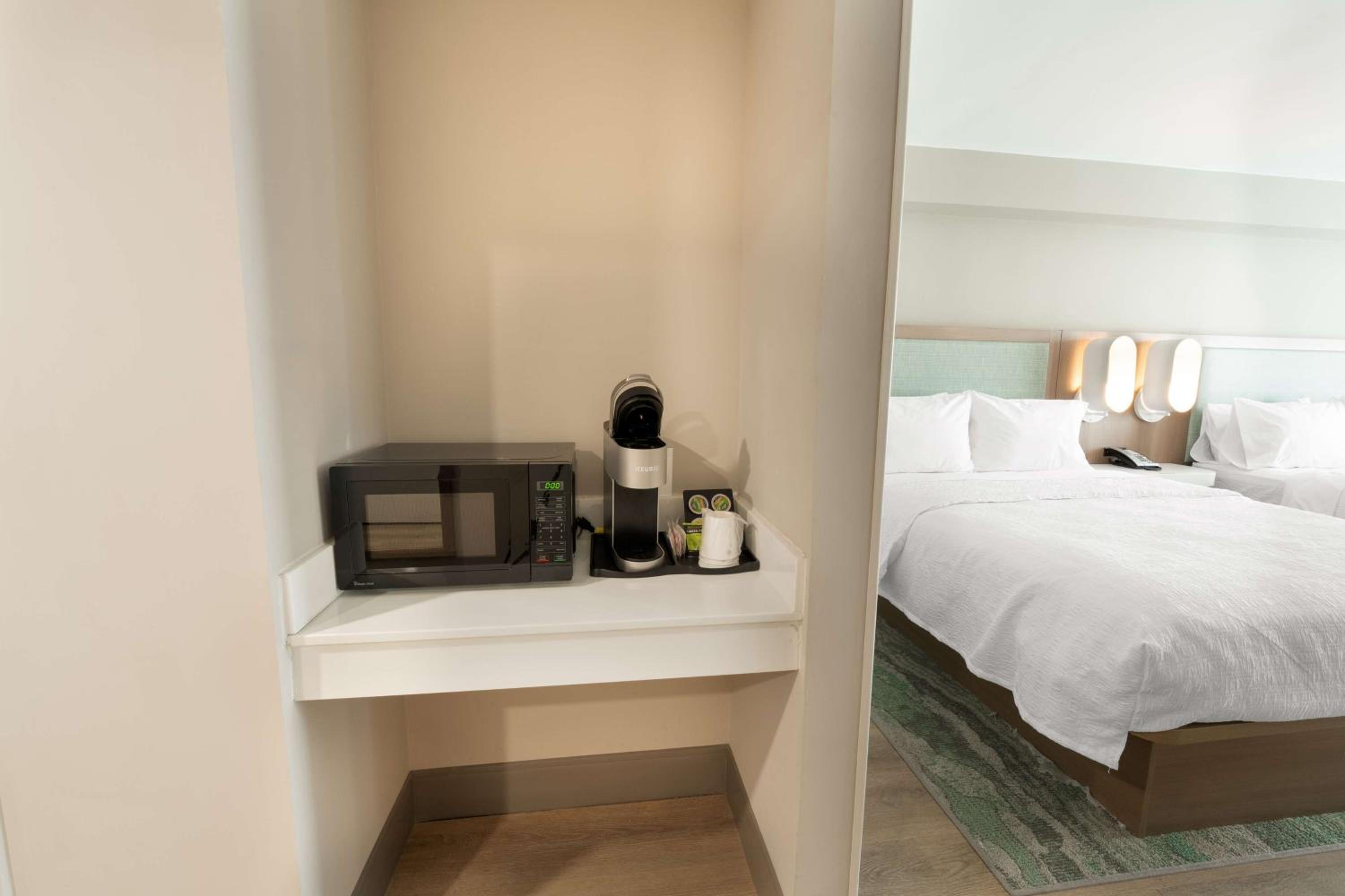 Queen Room with Two Queen Beds - Photo 2