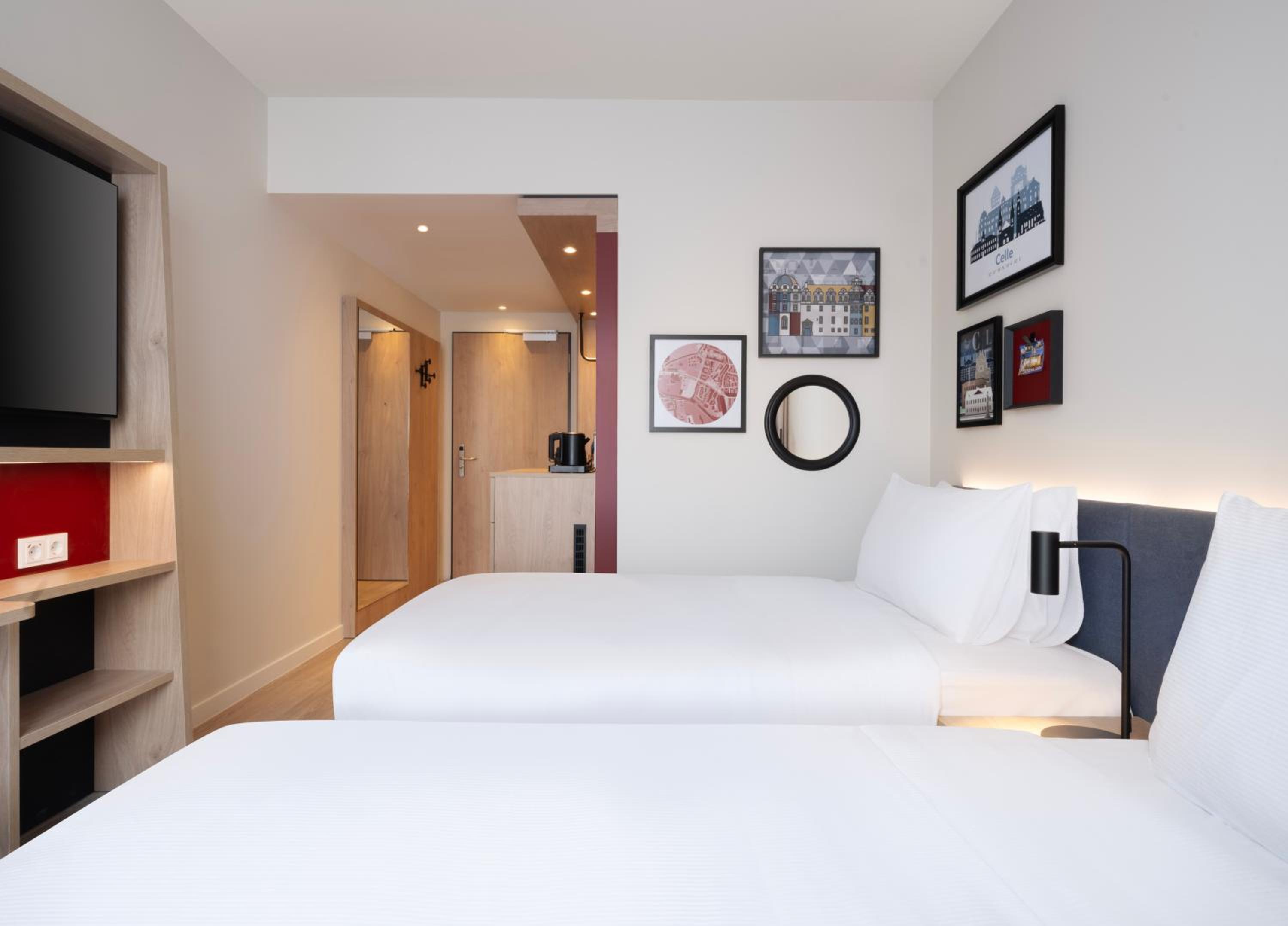 Twin Room thumbnail 6