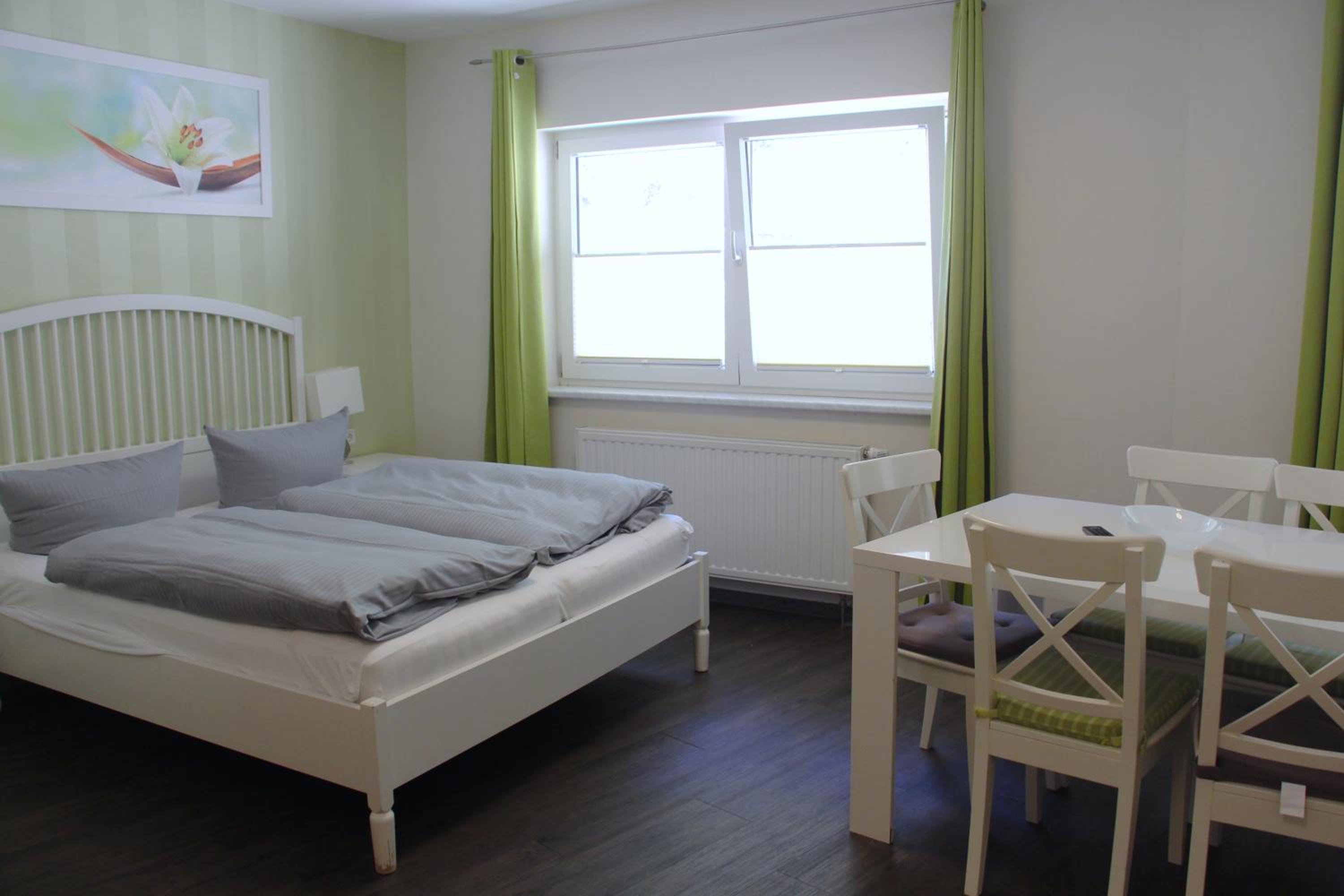 Large Family Room - Photo 3