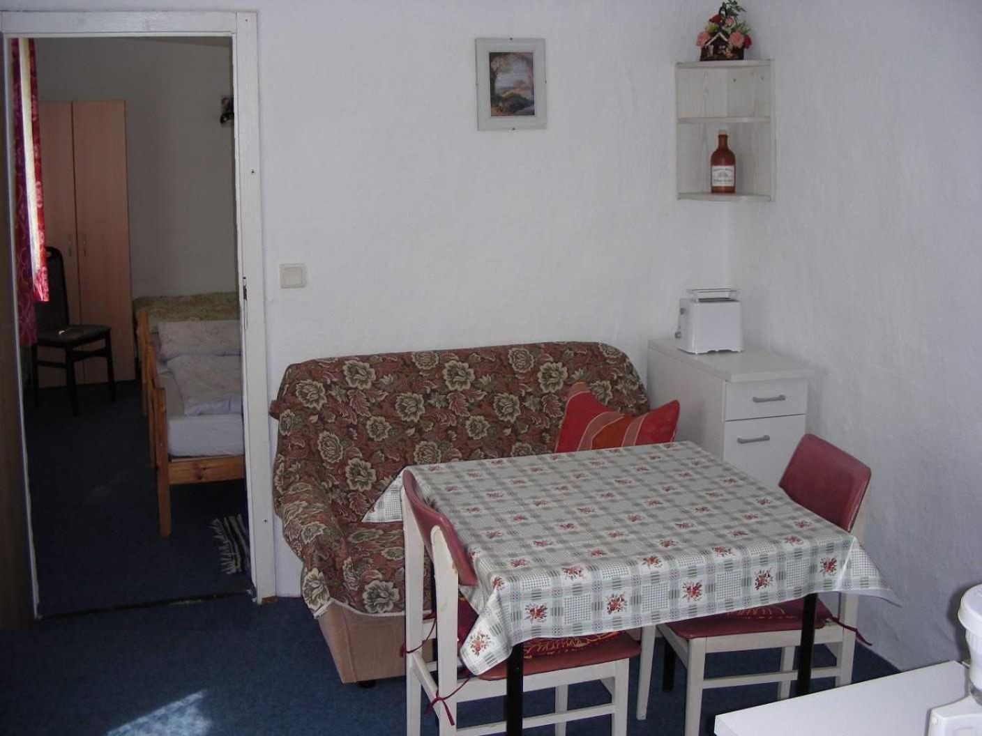 One-Bedroom Apartment with Shower photo 3